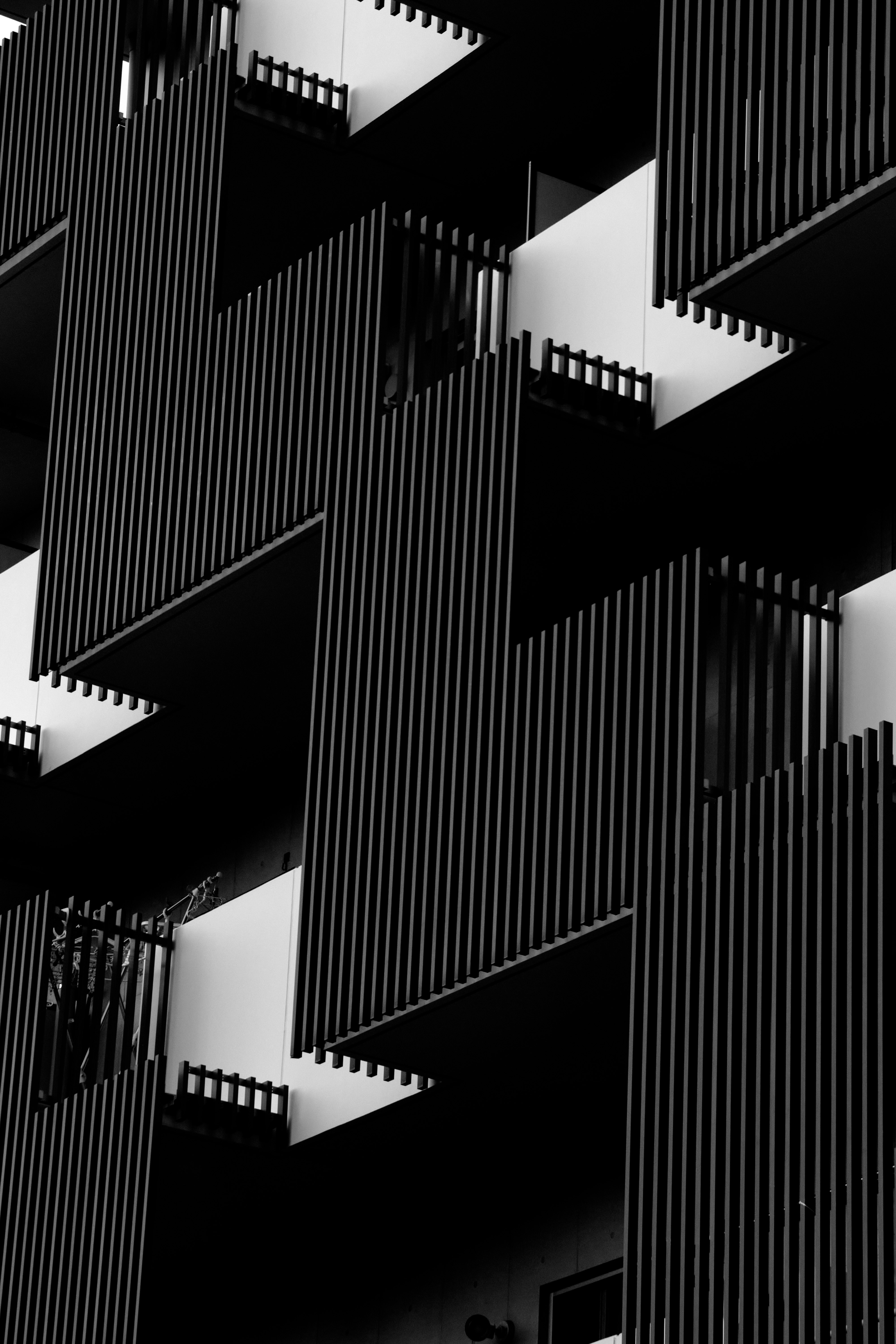 Fachada moderna em preto e branco com padrões geométricos