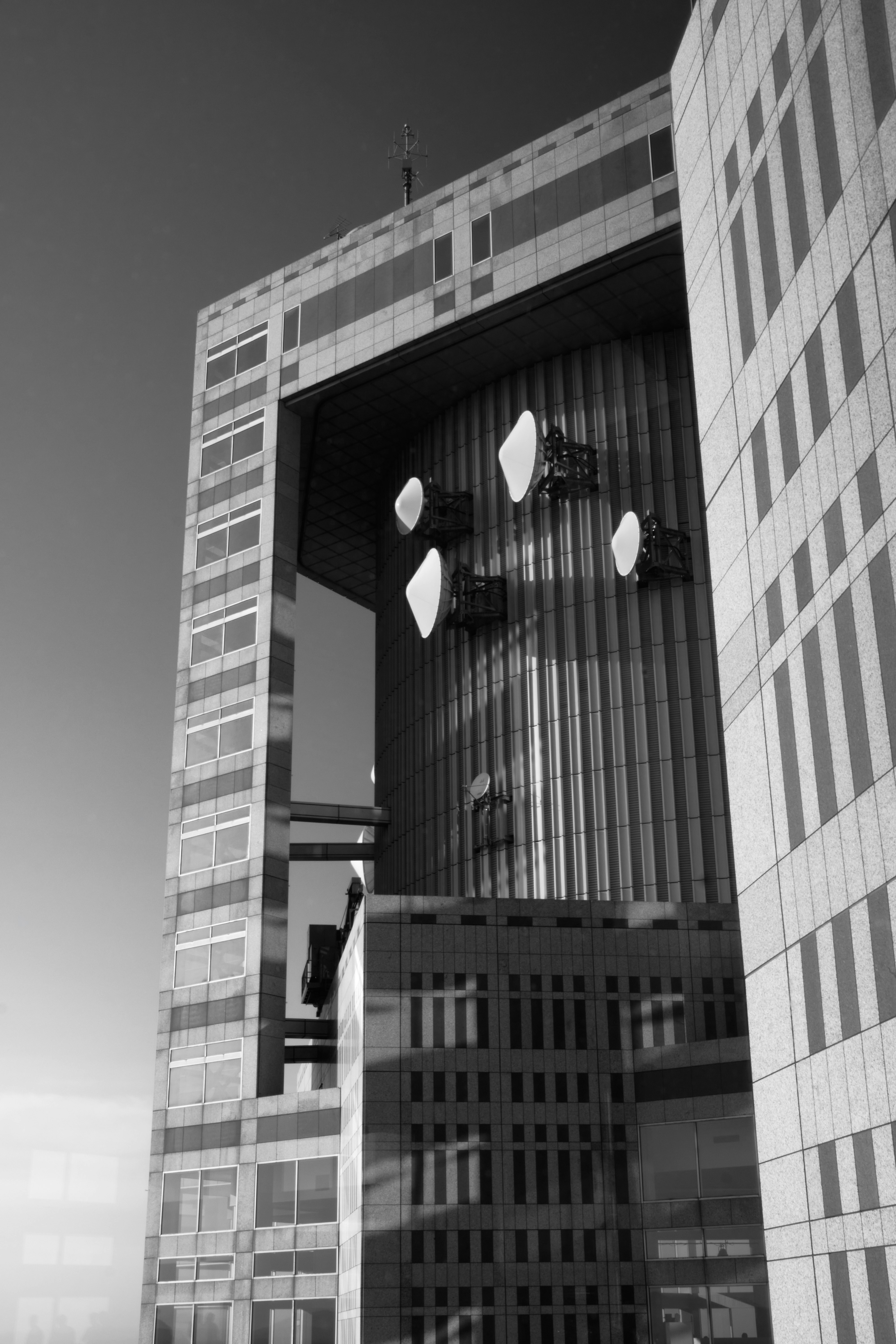 Edifício moderno em preto e branco com formas abstratas na abertura