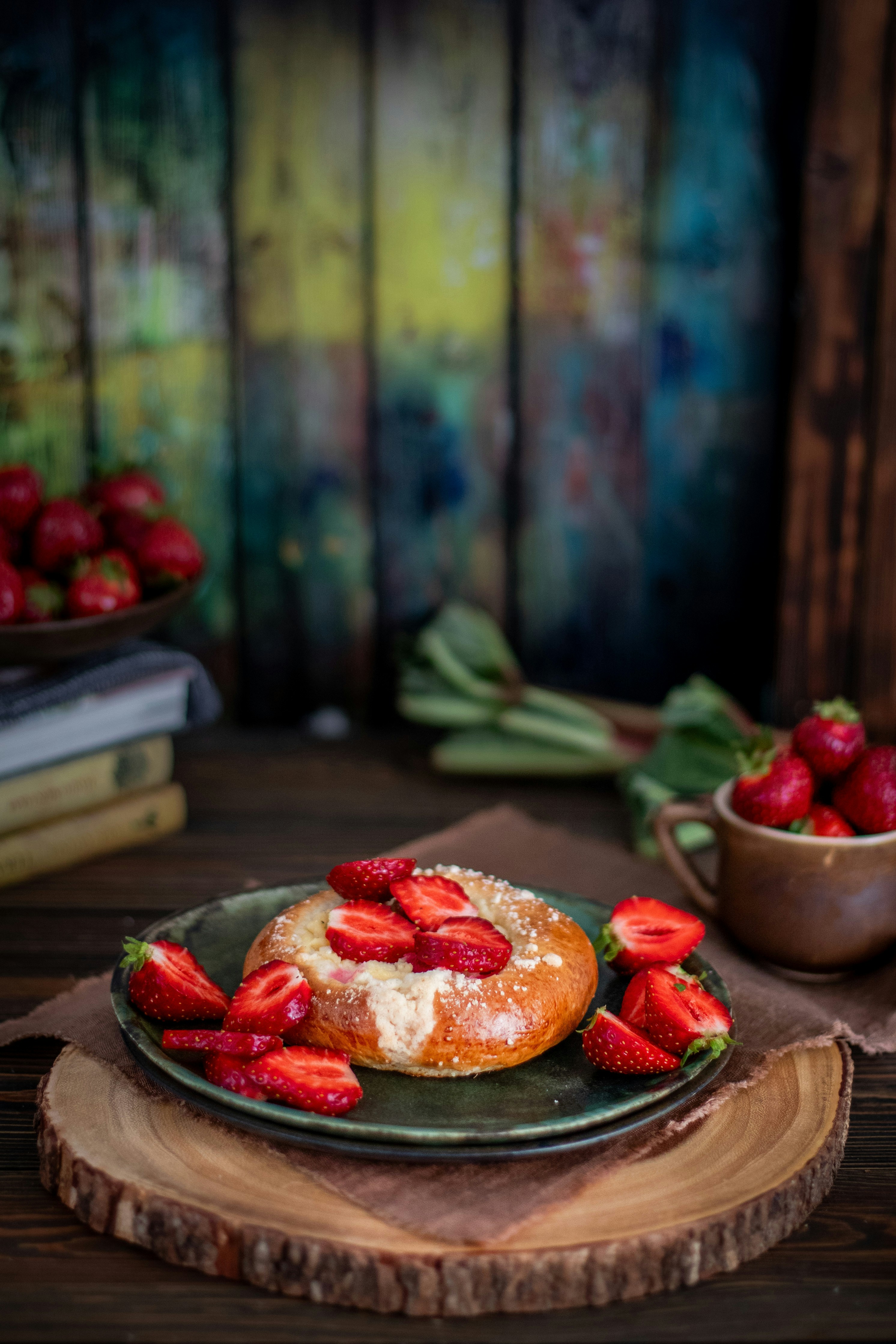 Roti manis dengan stroberi segar dan topping crumble