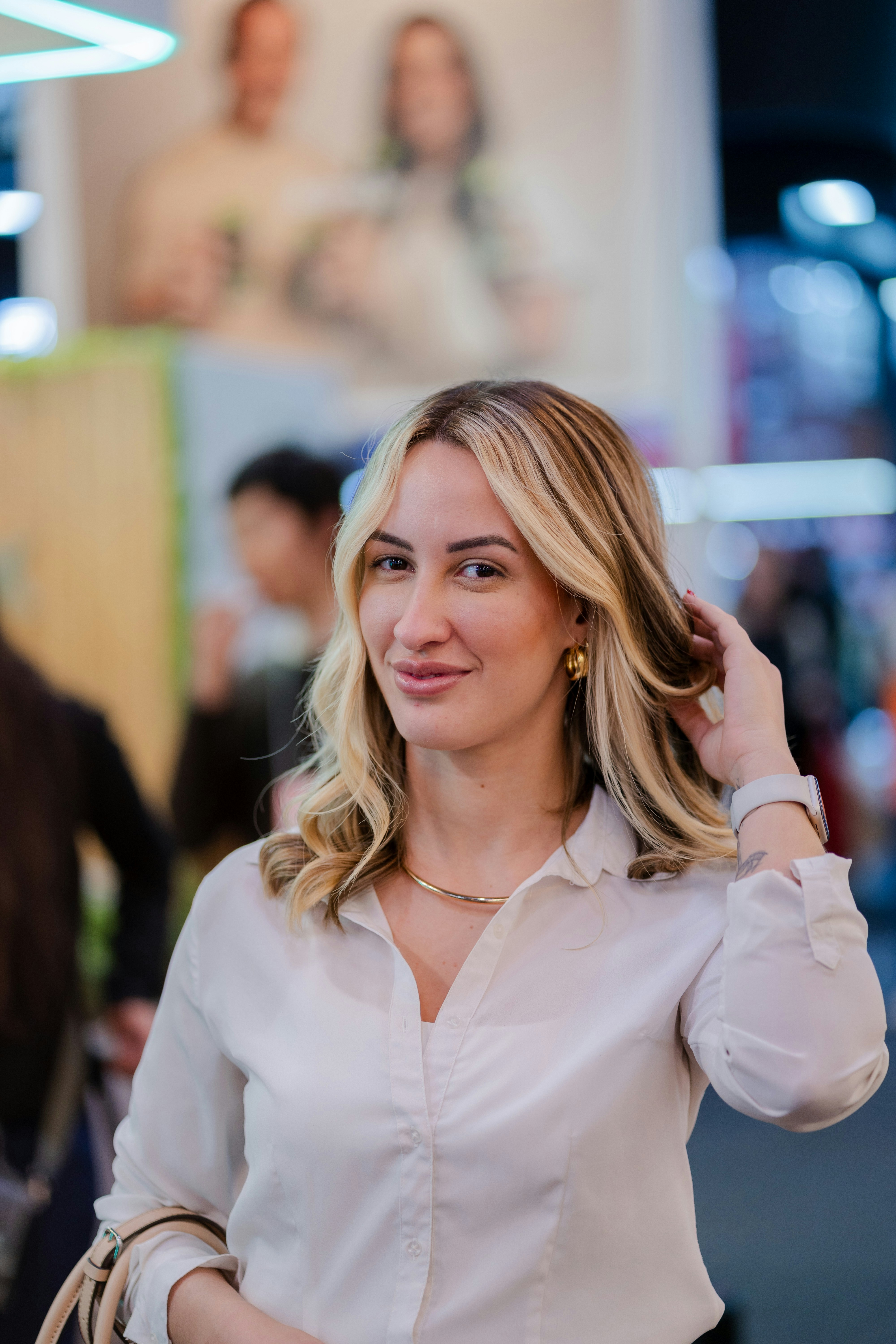 Una mujer hermosa de pelo rubio sonriendo a la cámara.