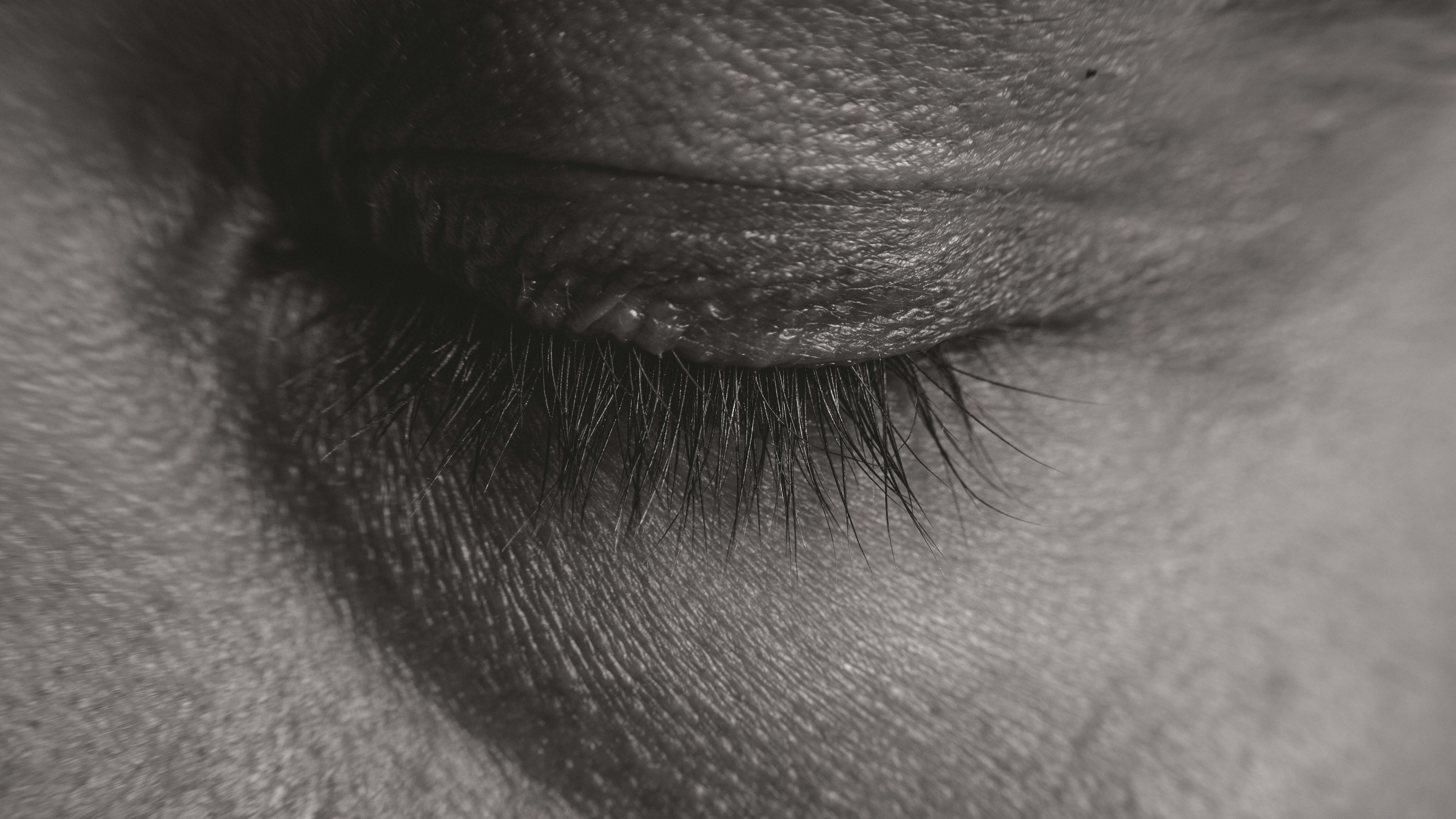 Geschlossenes Auge mit auffälligen Wimpern.