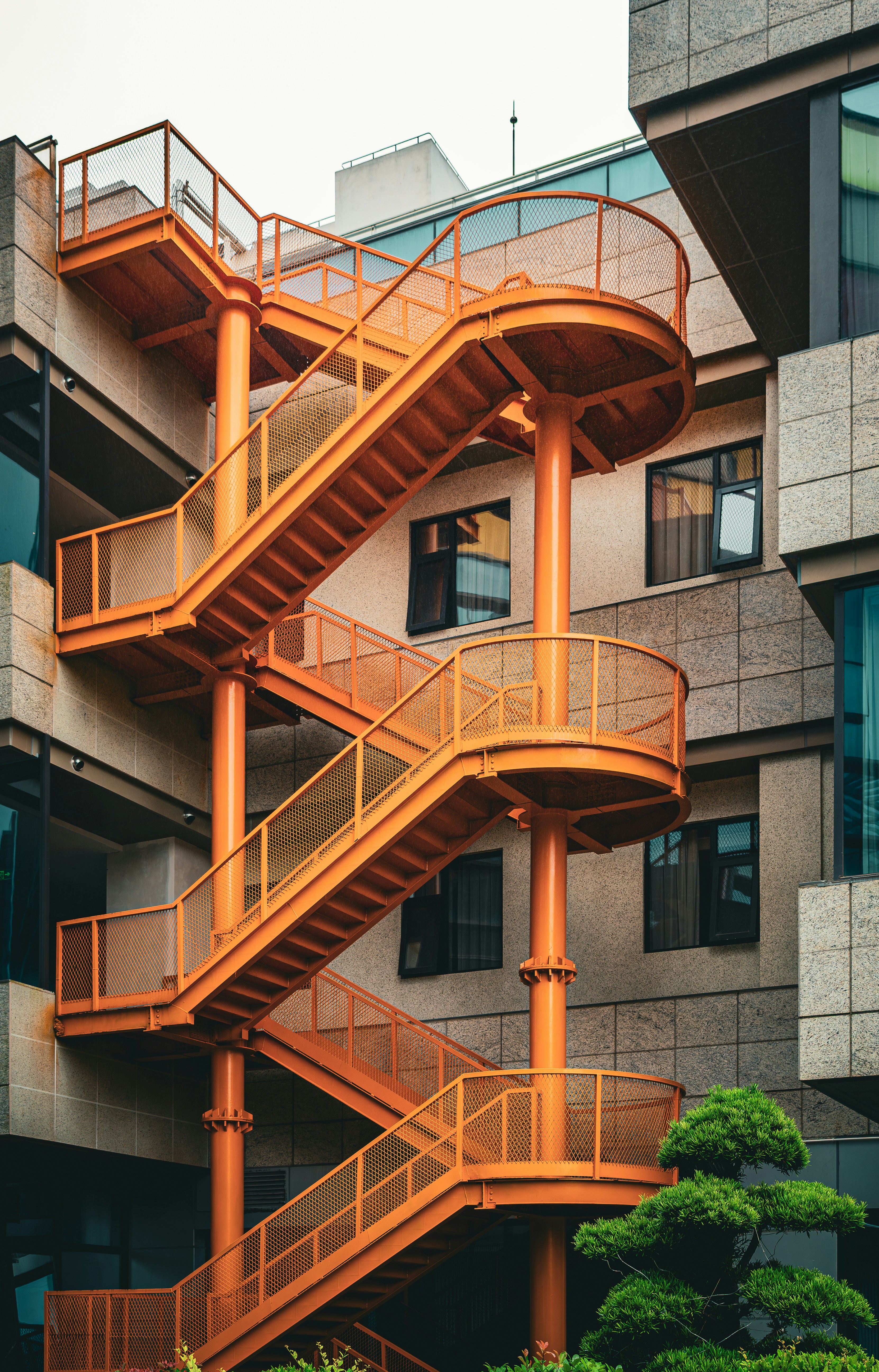 現代的な建物の鮮やかなオレンジ色の外階段。