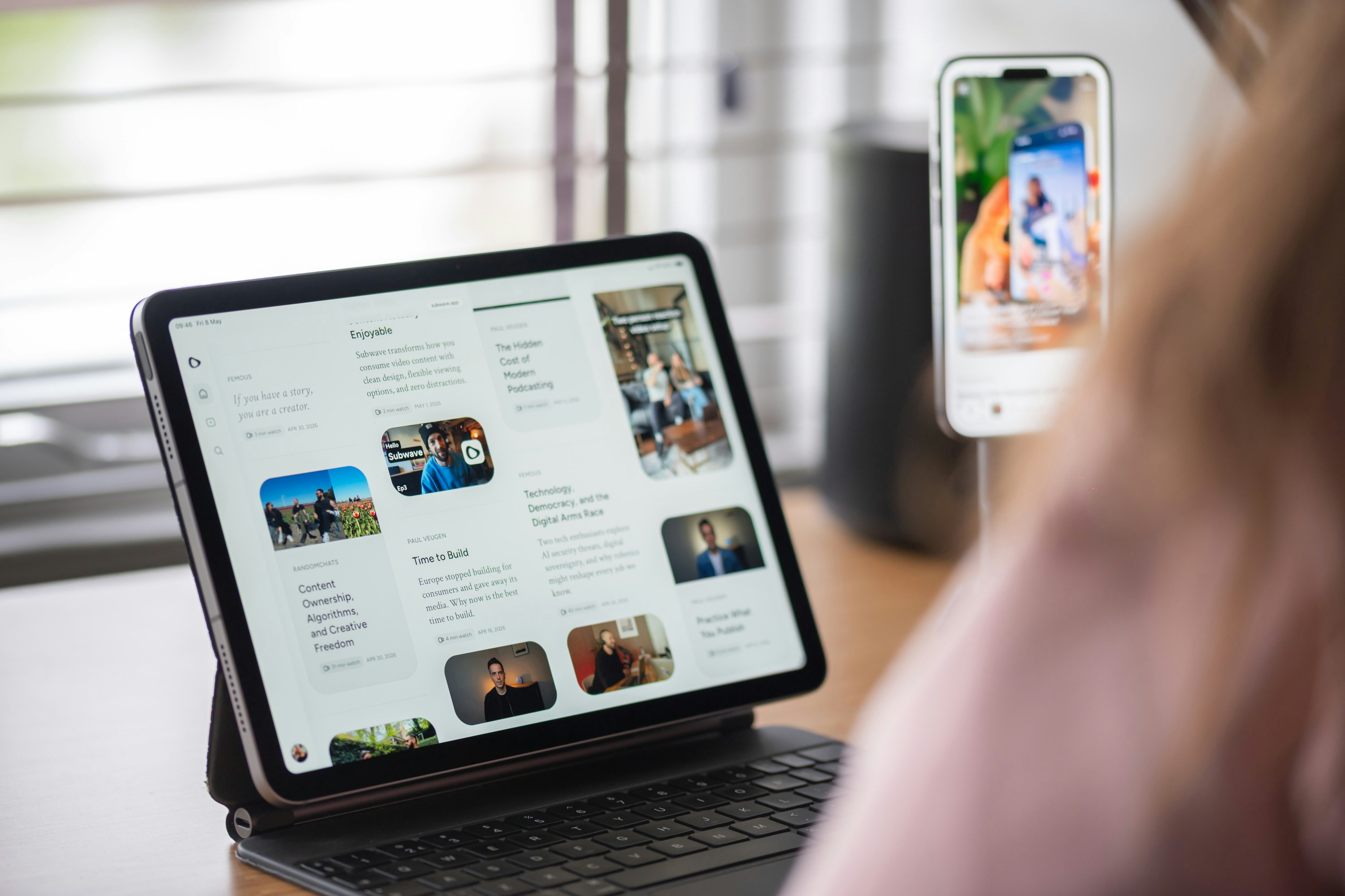 Konten digital ditampilkan di tablet dan smartphone terdekat.