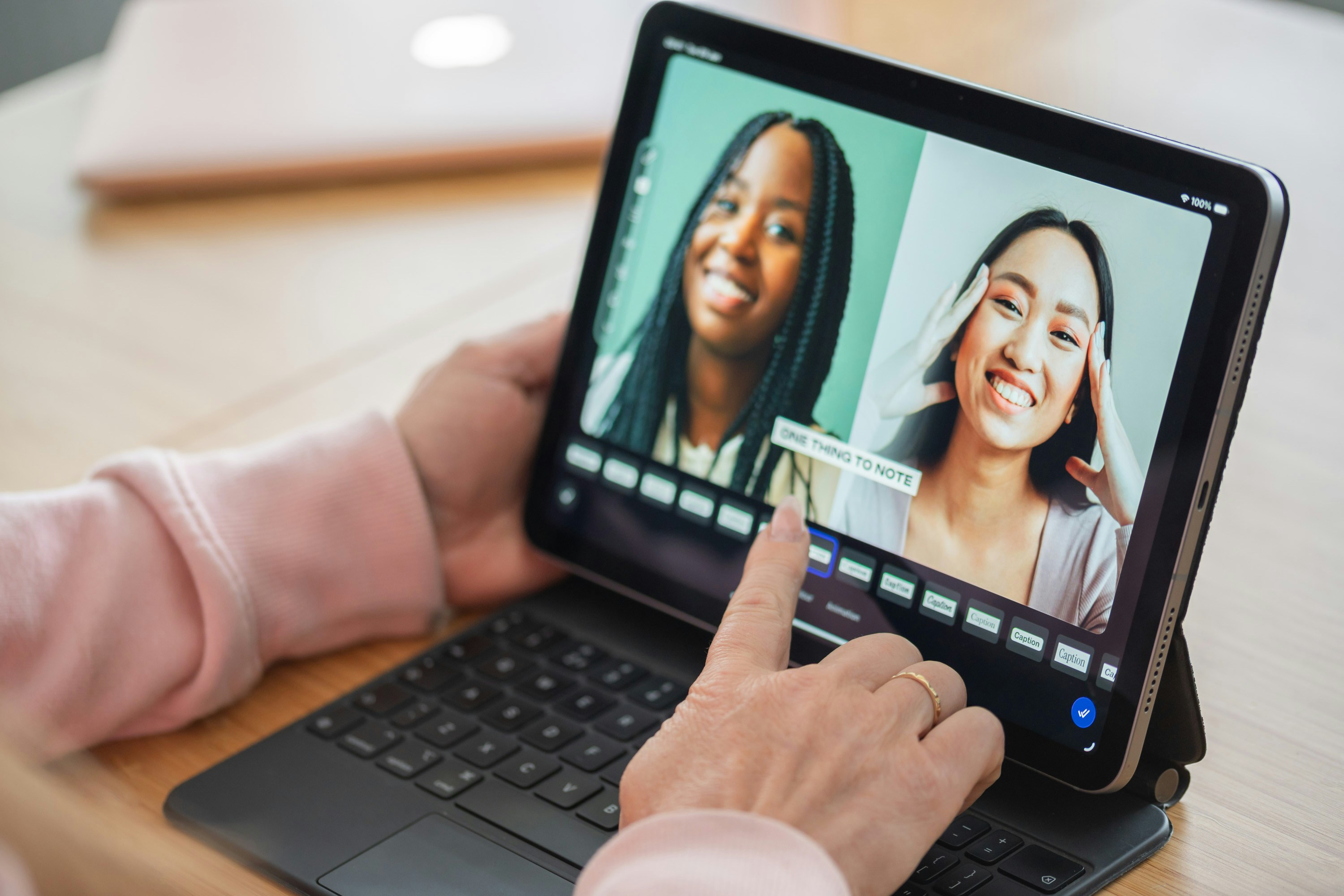 Edición de vídeo de dos mujeres felices en una tableta digital.