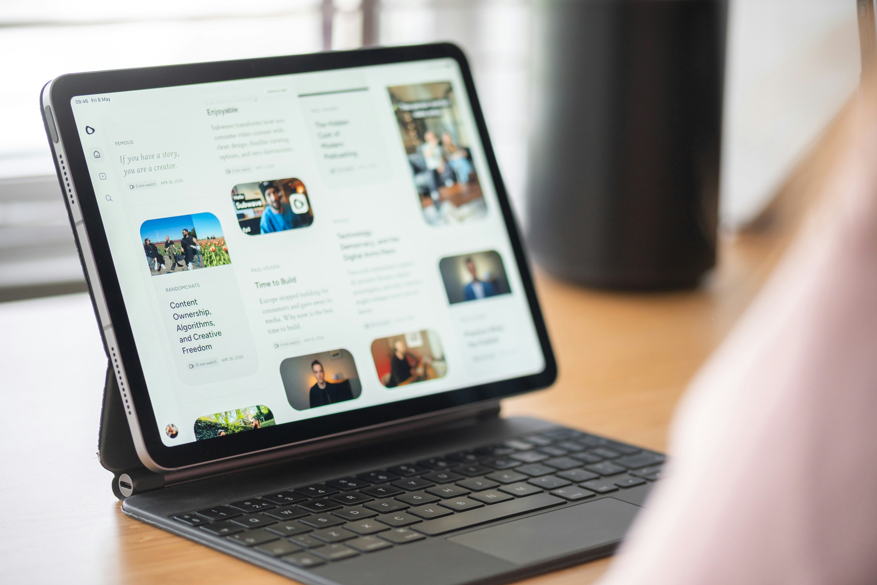 Tablet digital dengan casing keyboard di permukaan kayu.