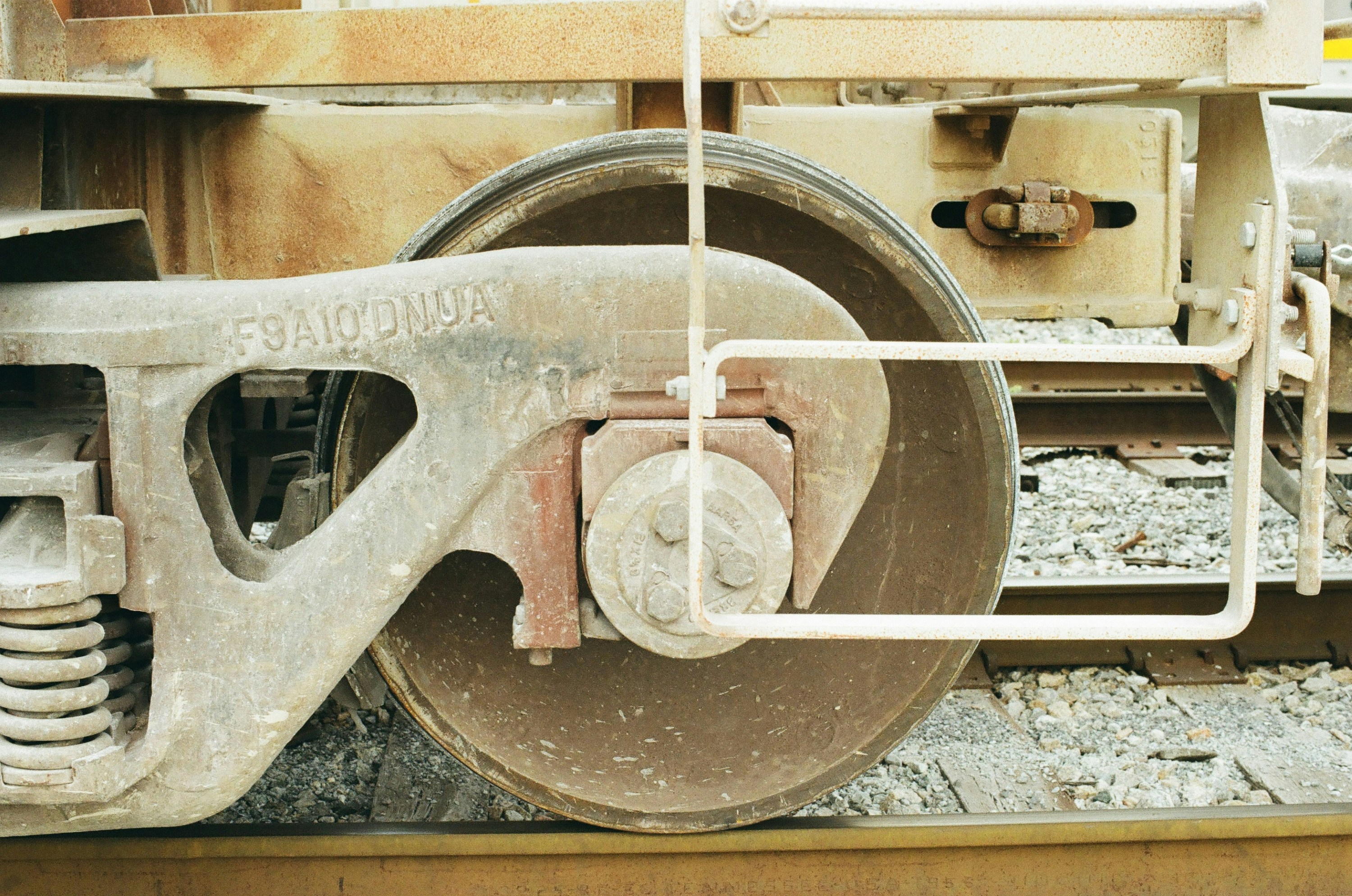 Ein rostiges Zugrad und Fahrwerk auf einem Bahngleis