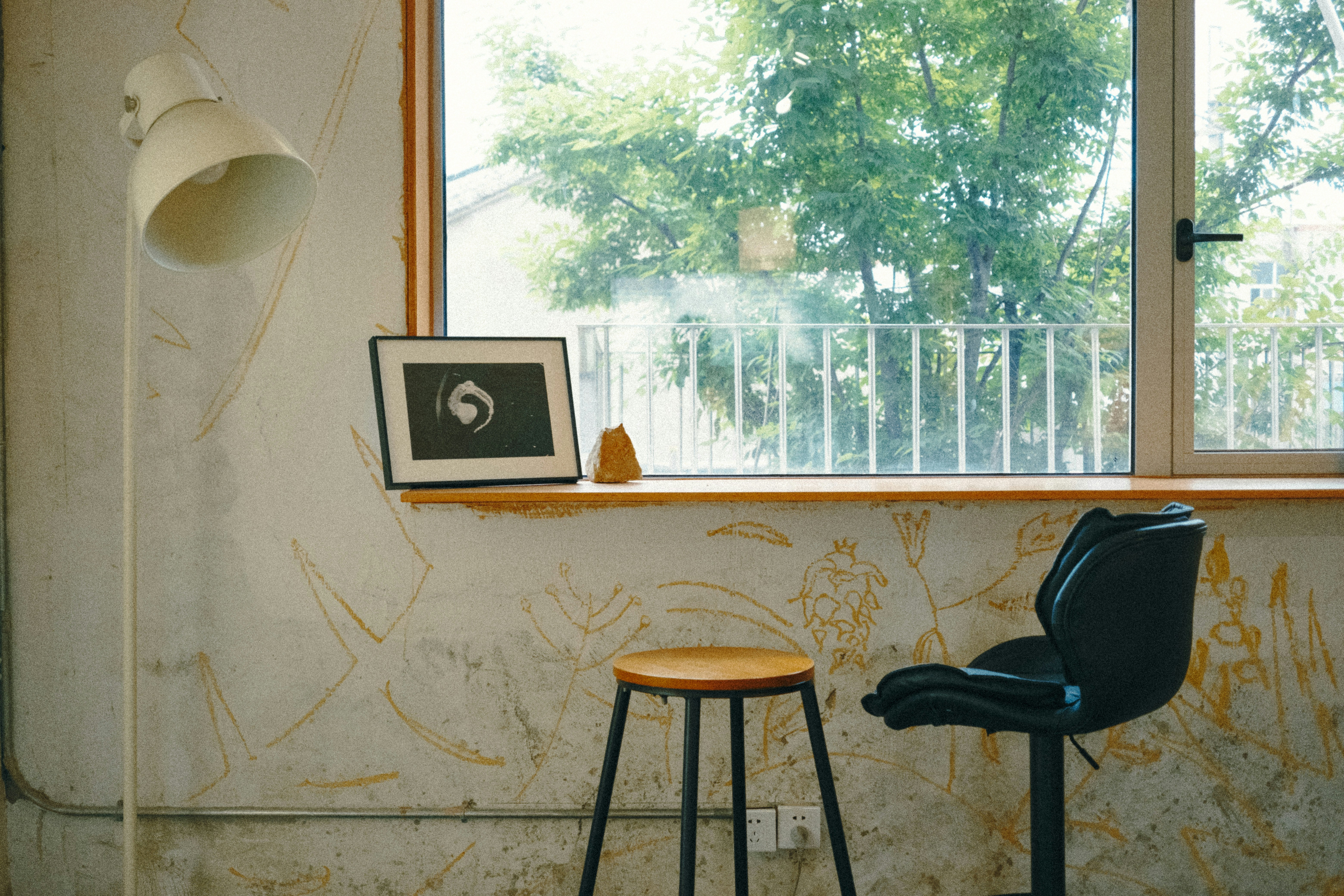 modern minimalist art studio, wallpaper, Paper Plate Crafts for Adults to Sell: High-Profit Art Ideas 4