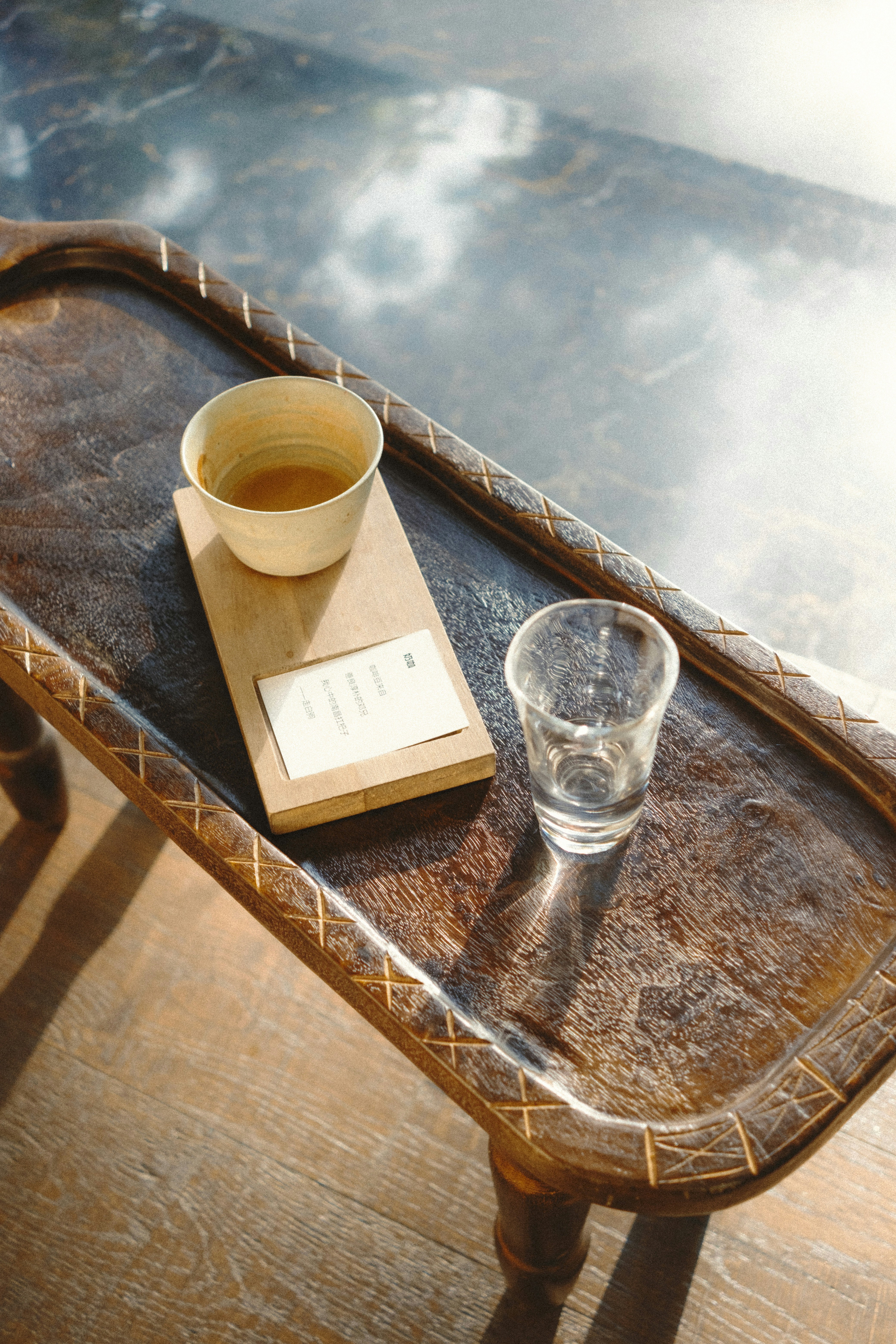 Eine Tasse und ein Glas auf einem rustikalen Holztisch