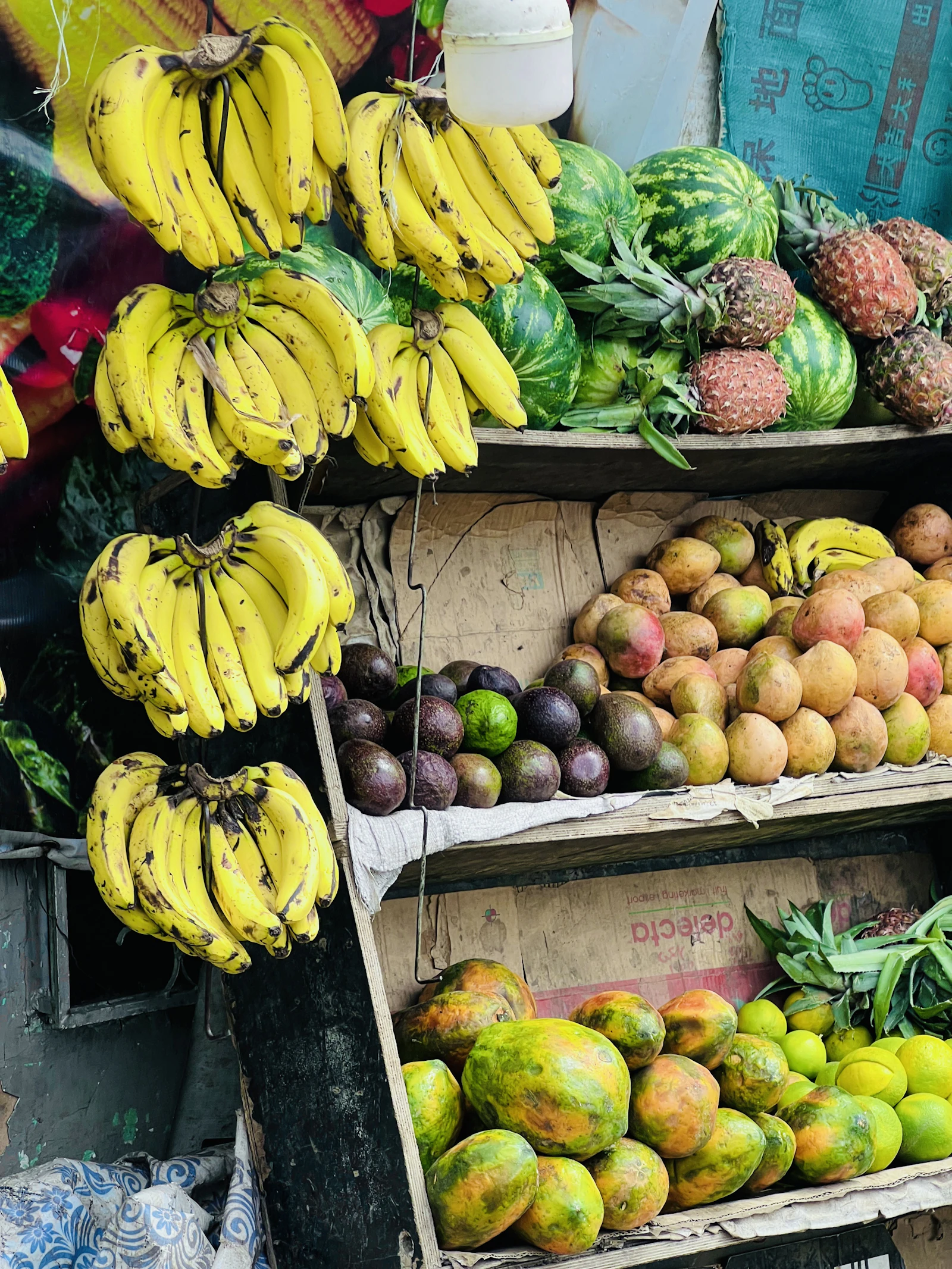 Étal de fruits frais, bananes, pastèques et papayes, à Addis-Abeba, en Éthiopie