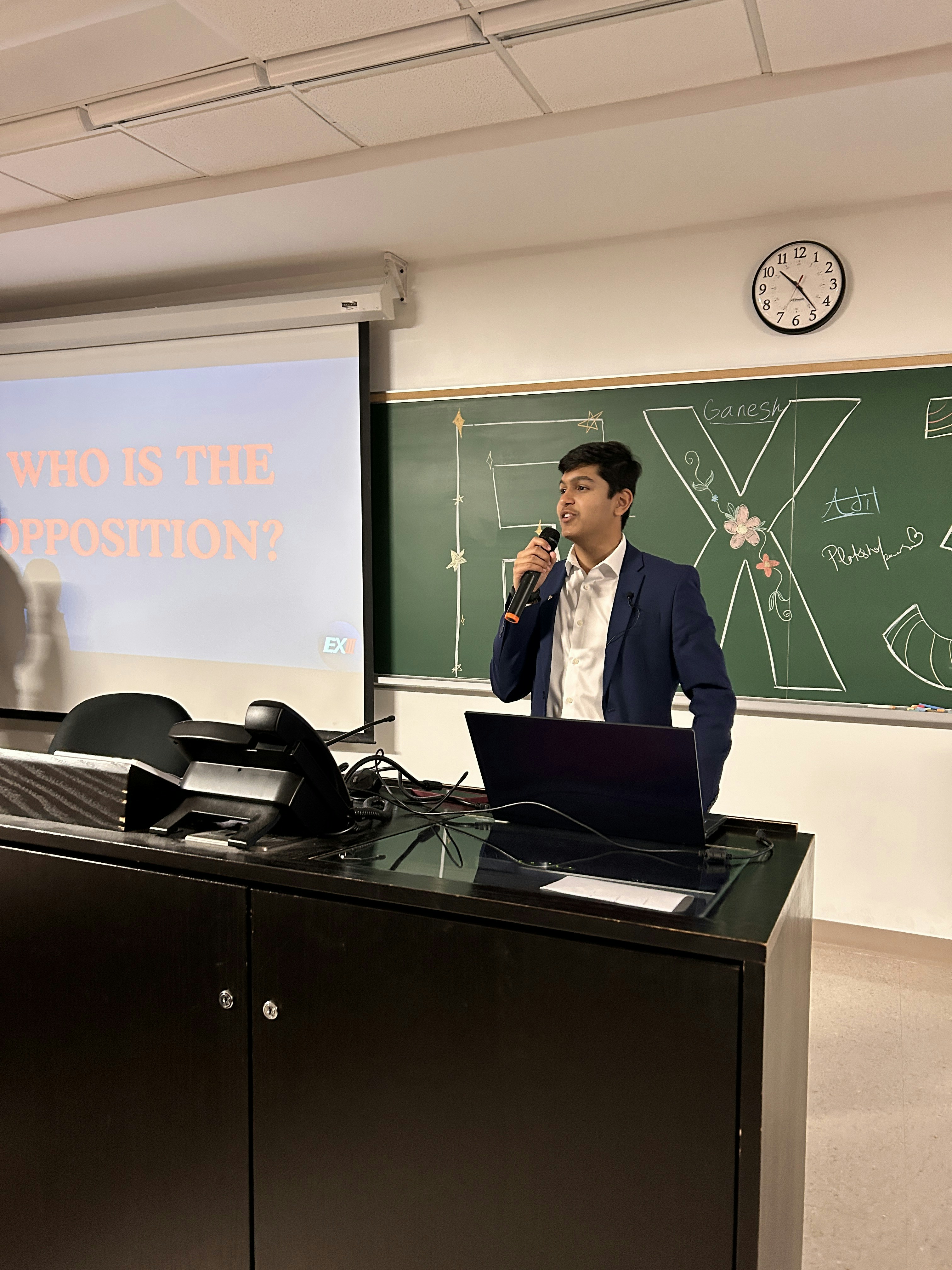 Pemuda memberikan presentasi di ruang kelas.
