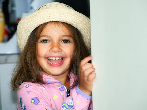 Menina sorrindo de chapéu