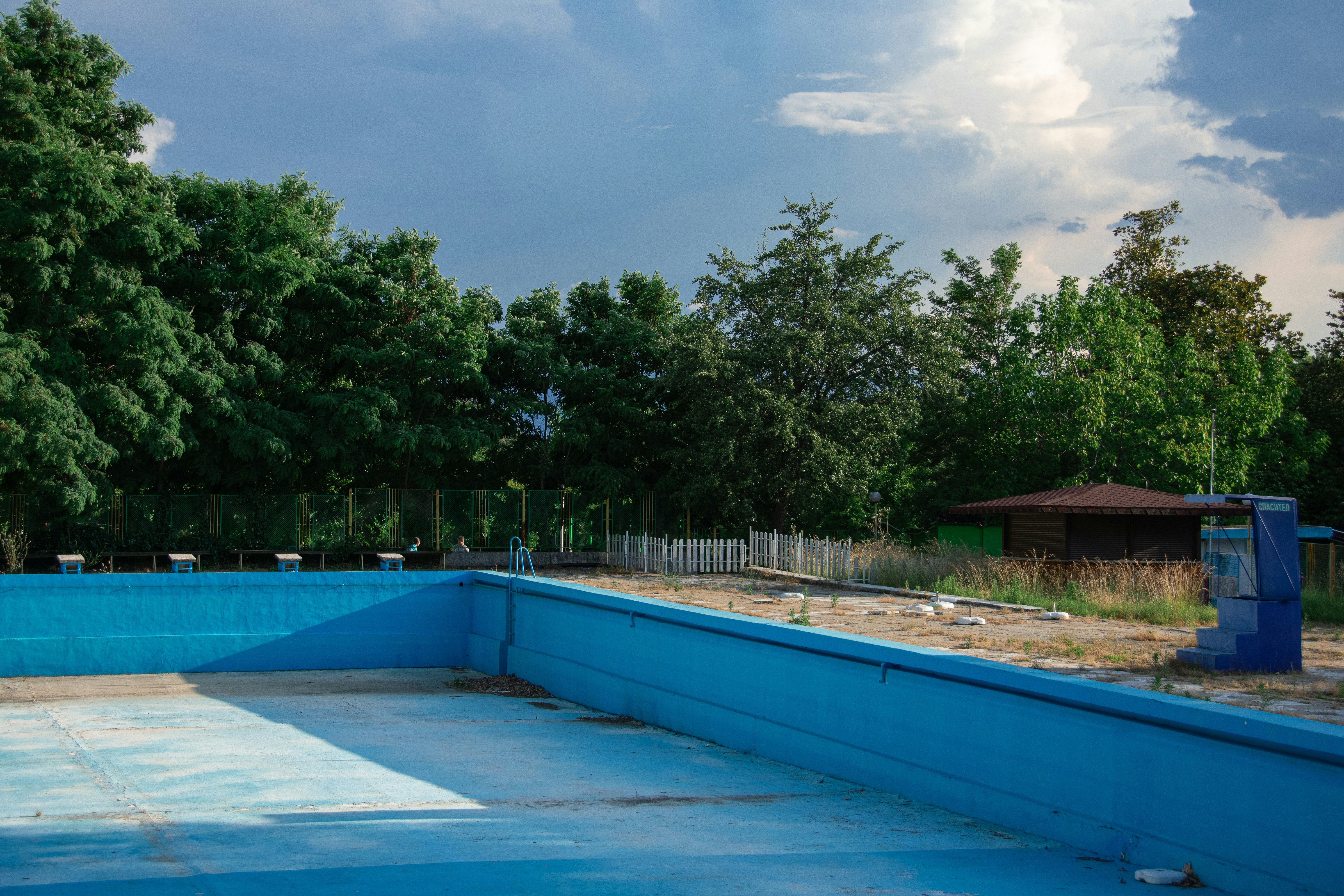 Rénovation d'une piscine des années 80 à Lattes — avant travaux