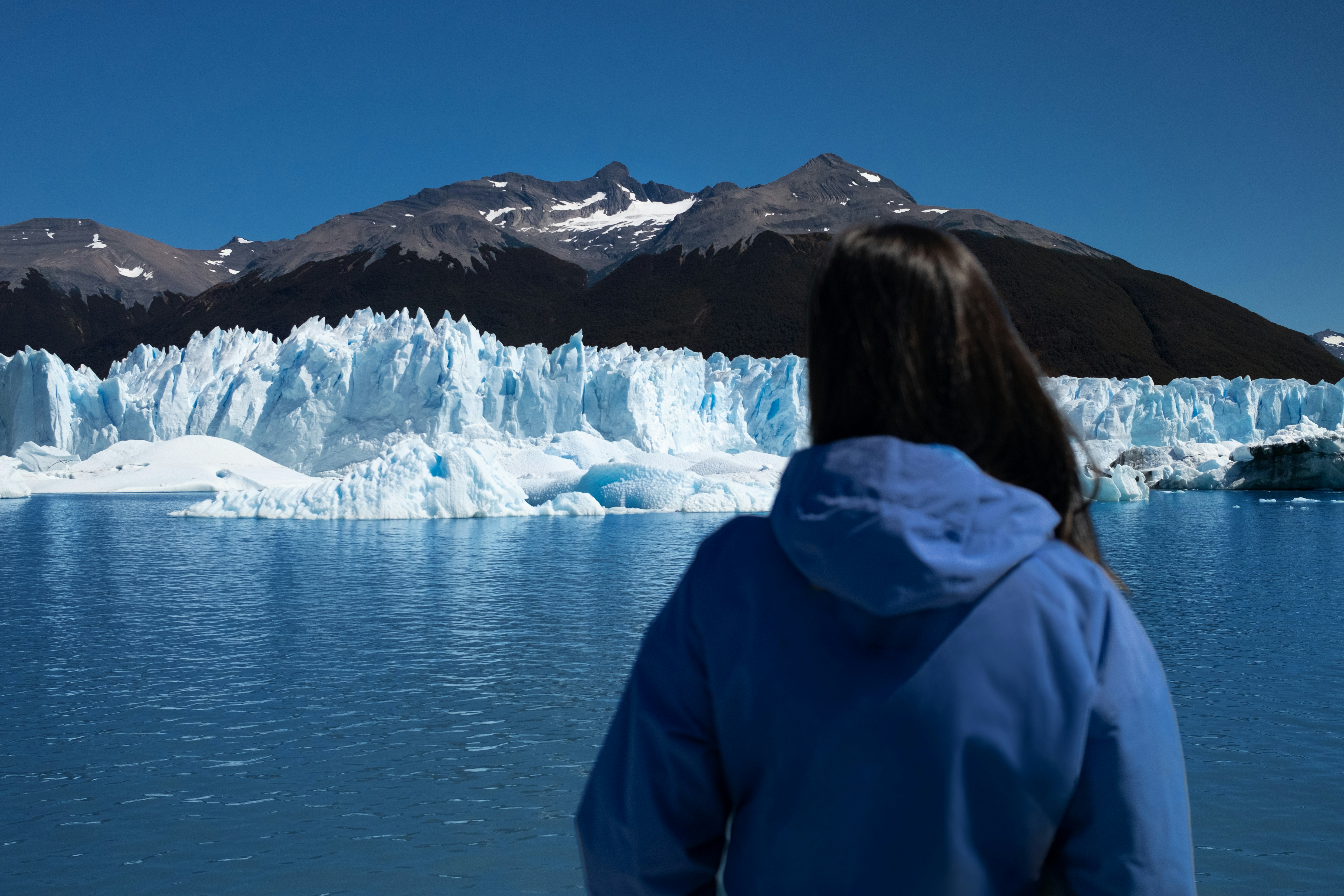 Reisende sehen den Perito Moreno-Gletscher über den Argentinosee