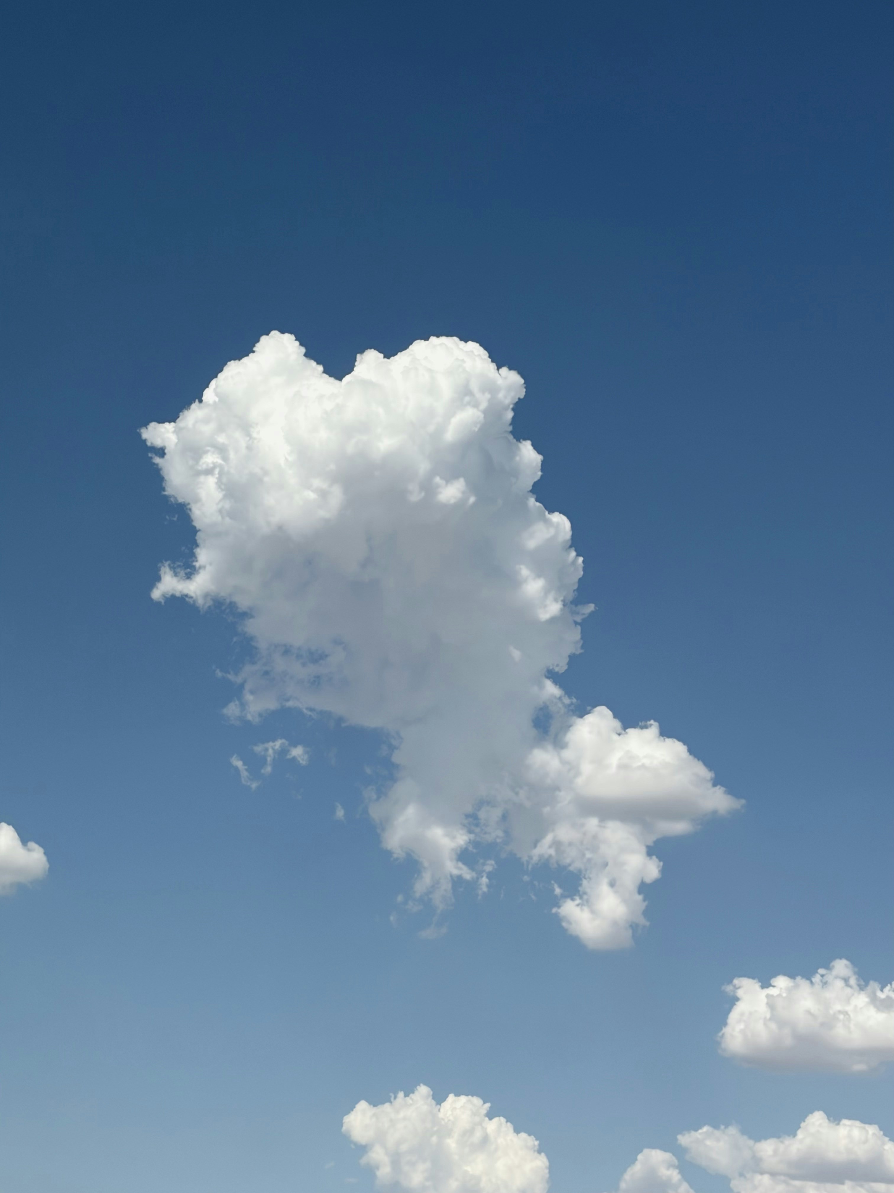 Cielo azul con nubes cúmulos blancas