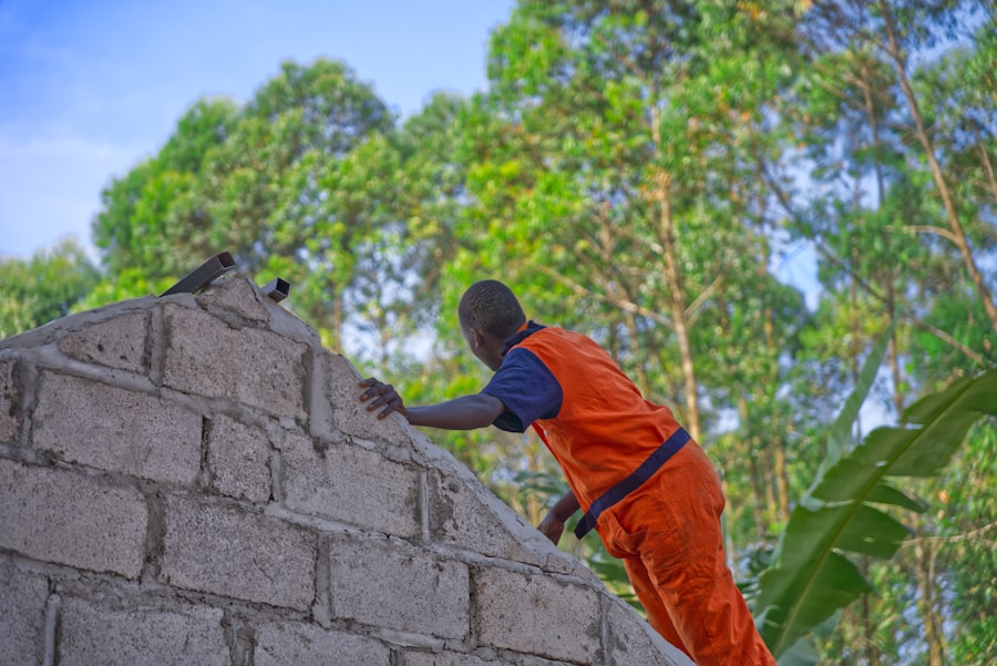 Ouvrier au travail sur un mur en briques