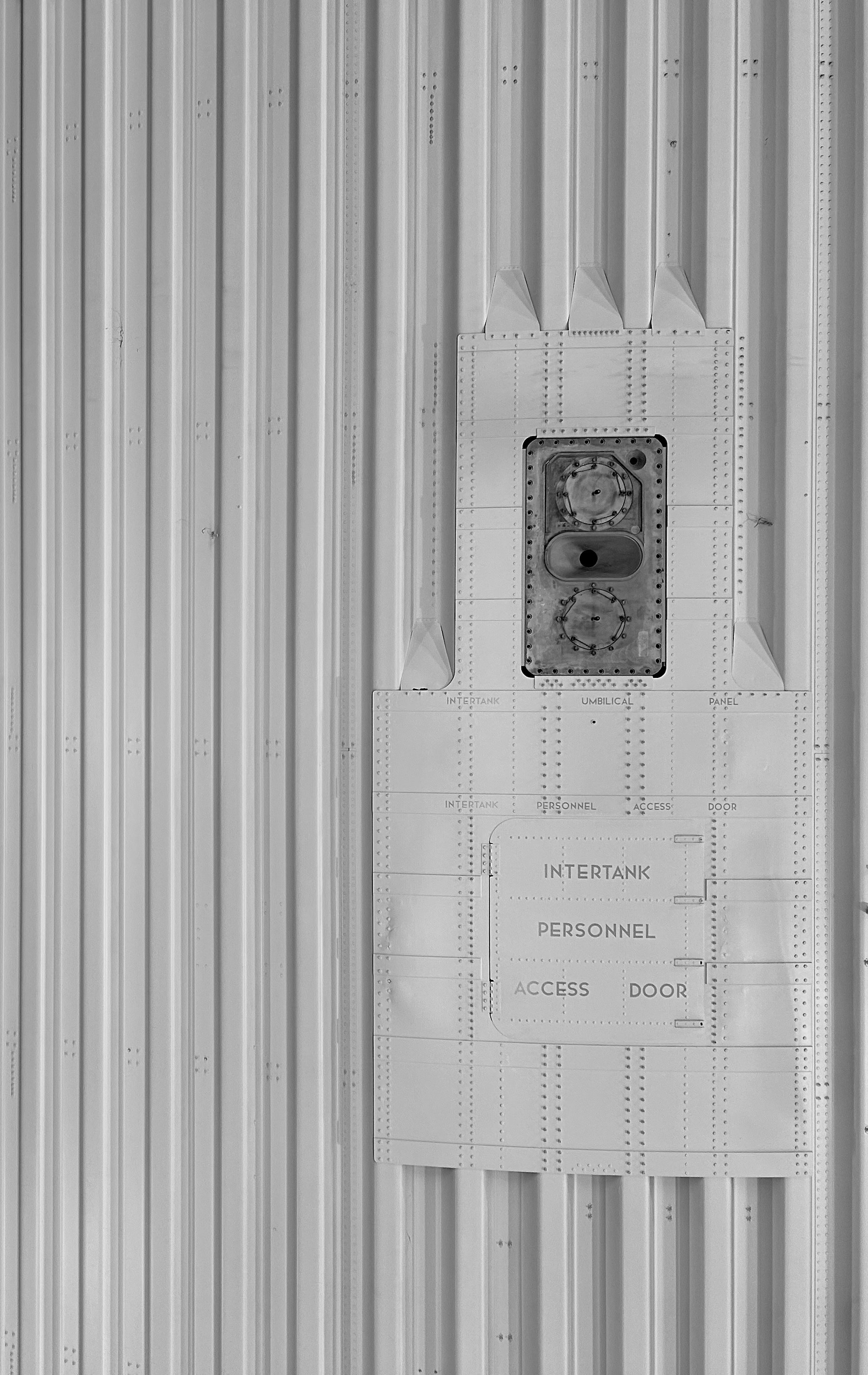 Painel metálico industrial com marcação de "porta de acesso pessoal".