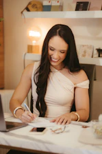 Mujer joven organizando sus prioridades y escribiendo su lista de tareas