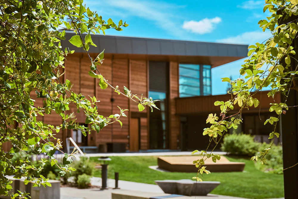 Espacio comercial con jardín