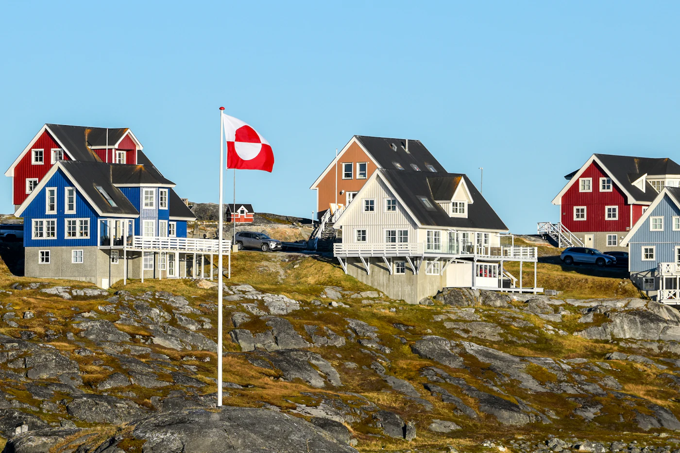 Bunte Häuser am Hafen von Nuuk vor Fjord und Bergen