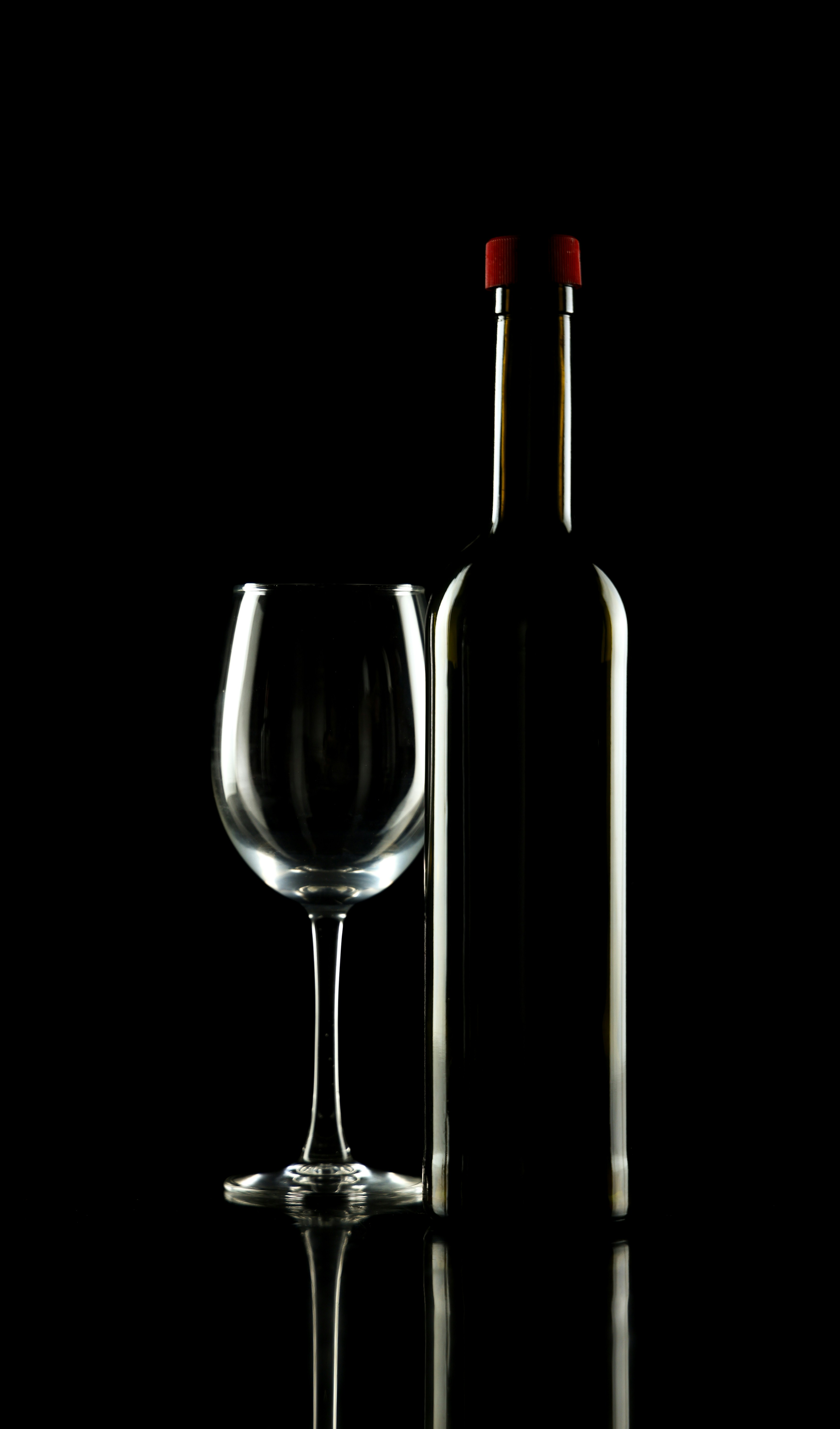 Bouteille et verre en silhouette dans la pénombre
