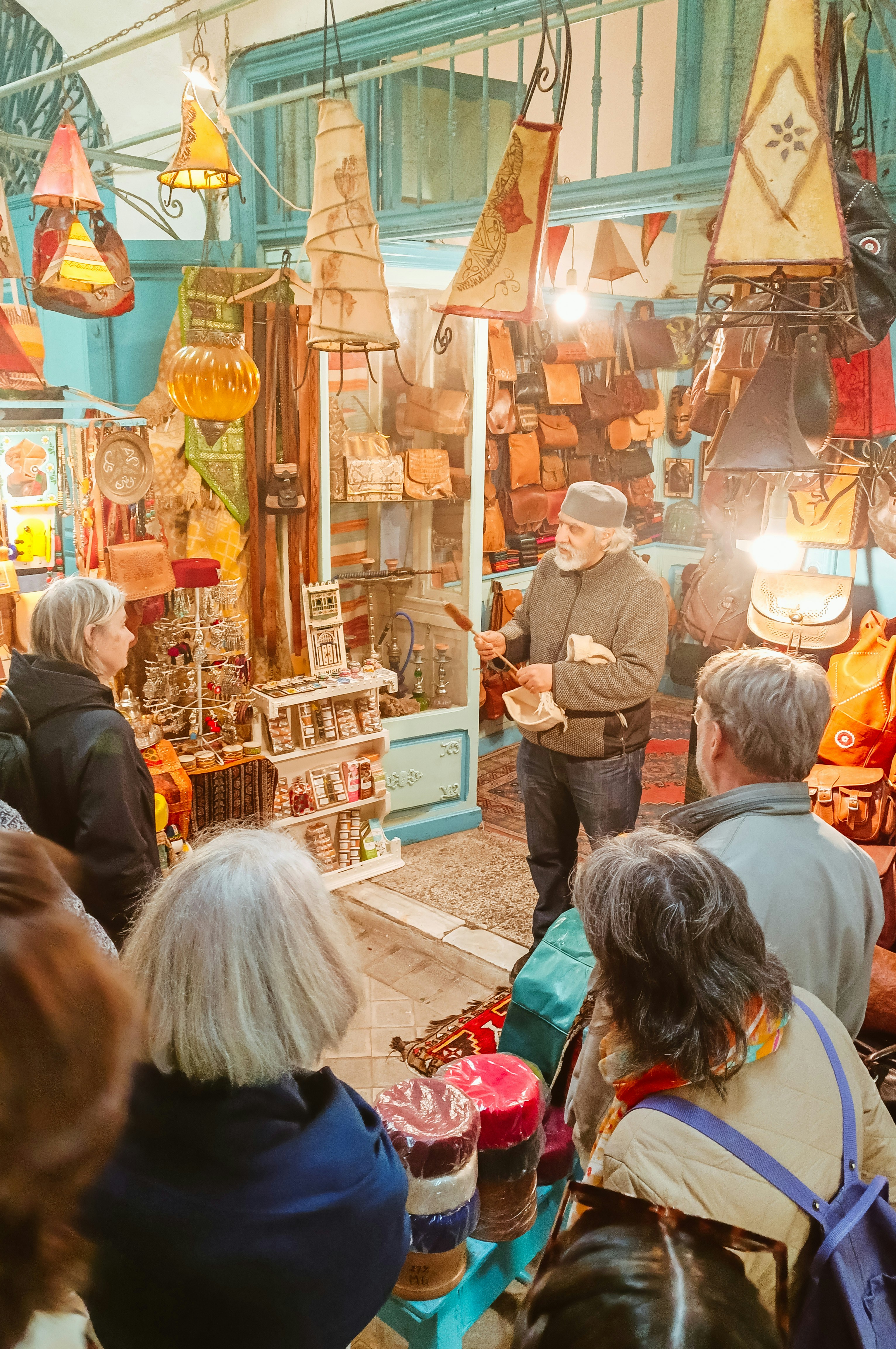 Der Mensch spricht mit Touristen auf einem geschäftigen Markt.