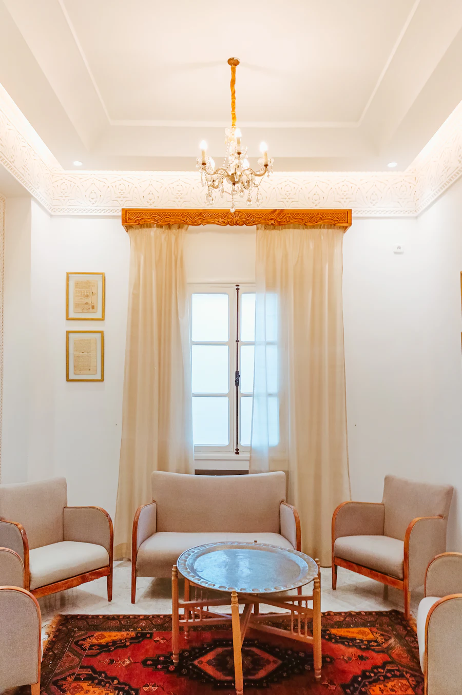 Klasik tarz – Avize ve desenli halılı salon