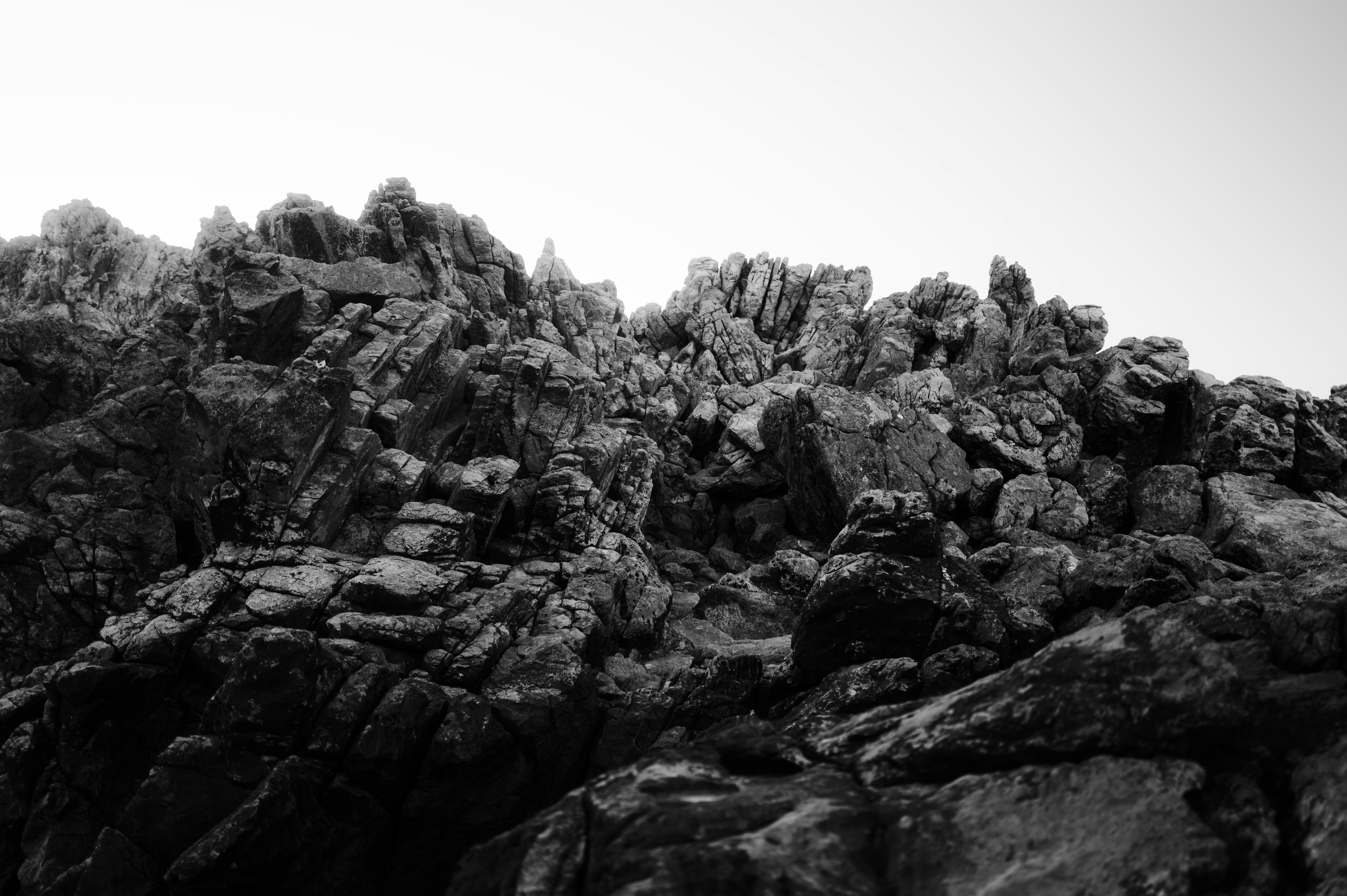 Monochrome Ansicht einer steilen, felsigen Felswand.