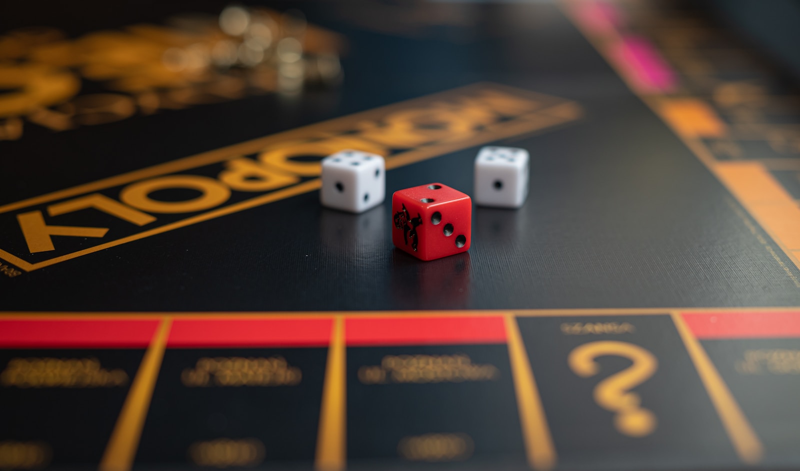 Würfel auf einem Monopoly-Spielbrett