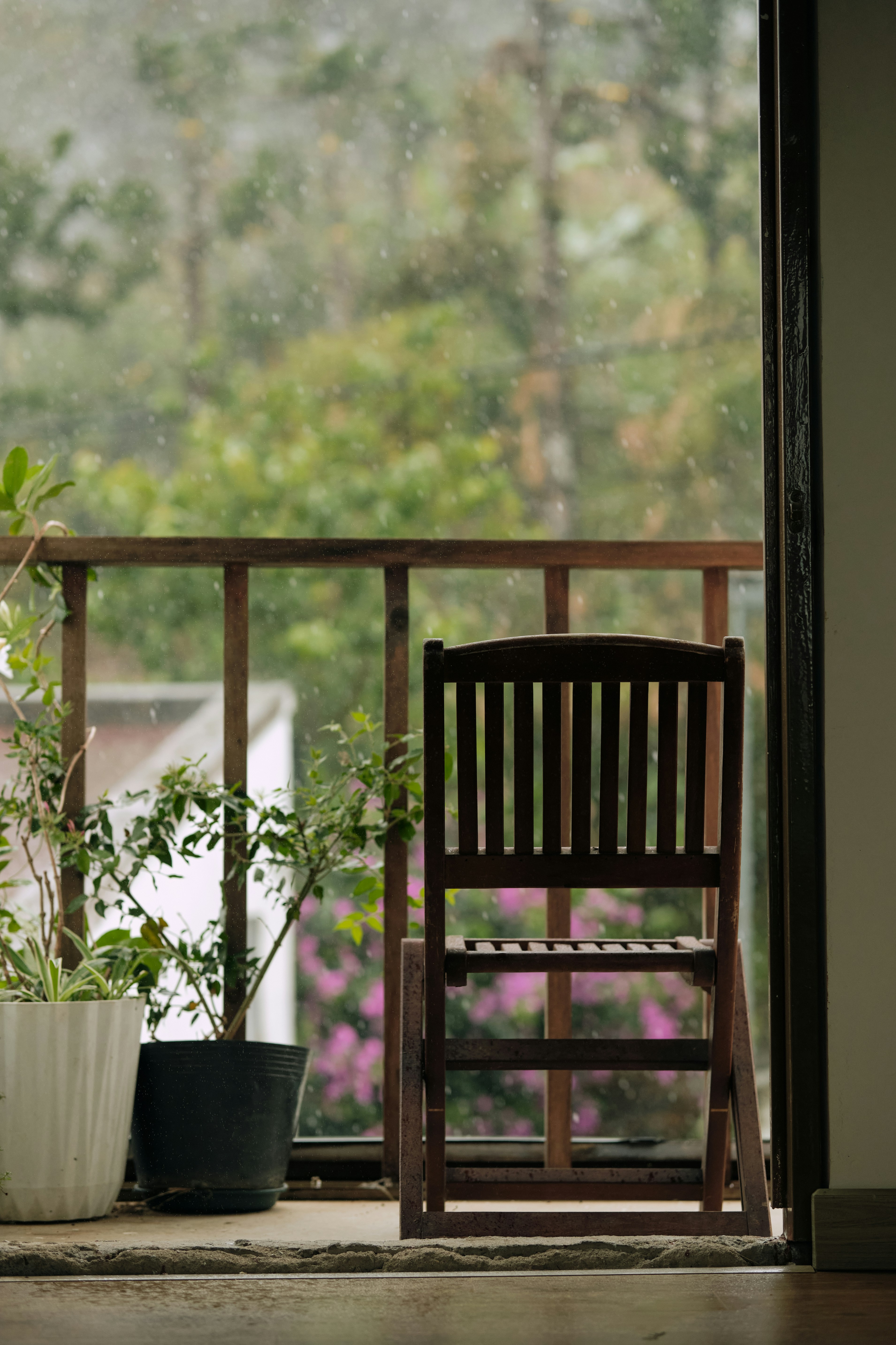 rustic wooden bookshelf balcony, wallpaper, Affordable Farmhouse Bookshelf for Balcony: Budget-Friendly Ideas 6