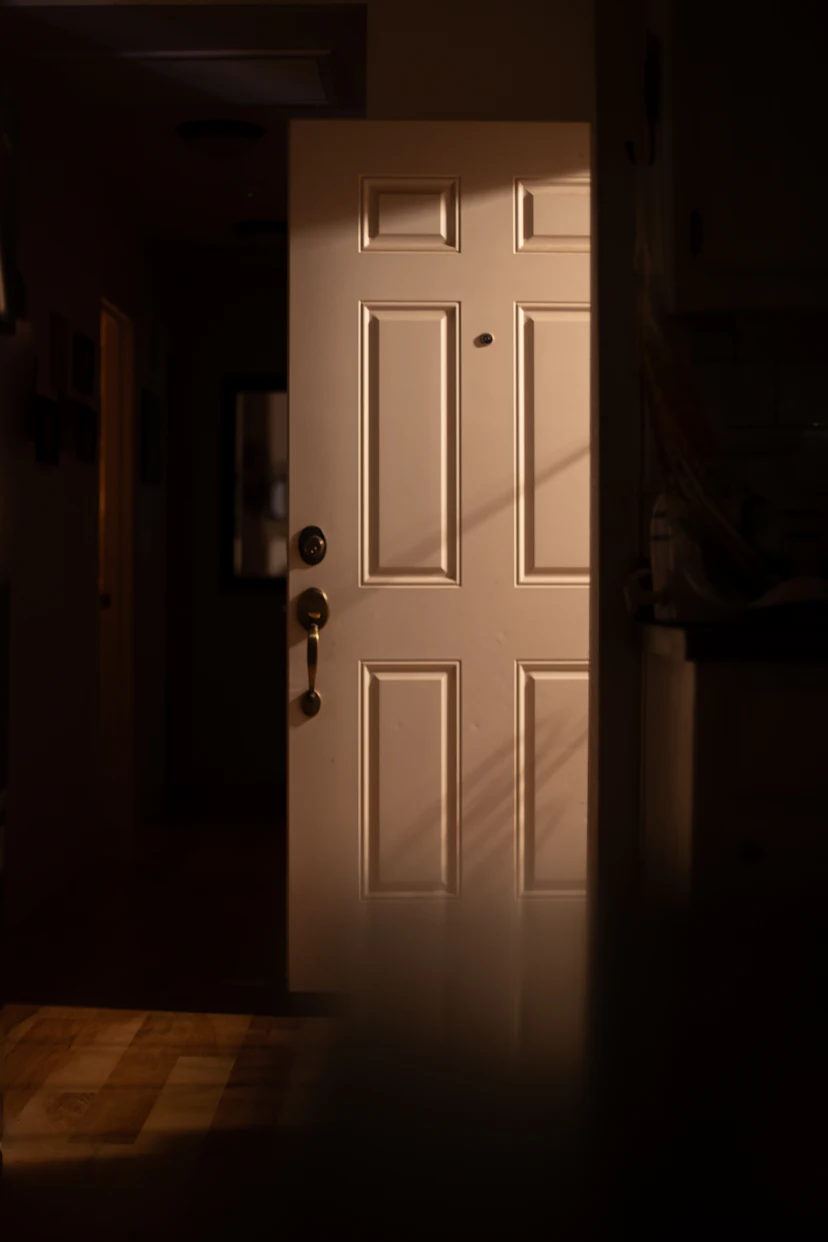 Puerta entreabierta con luz dorada