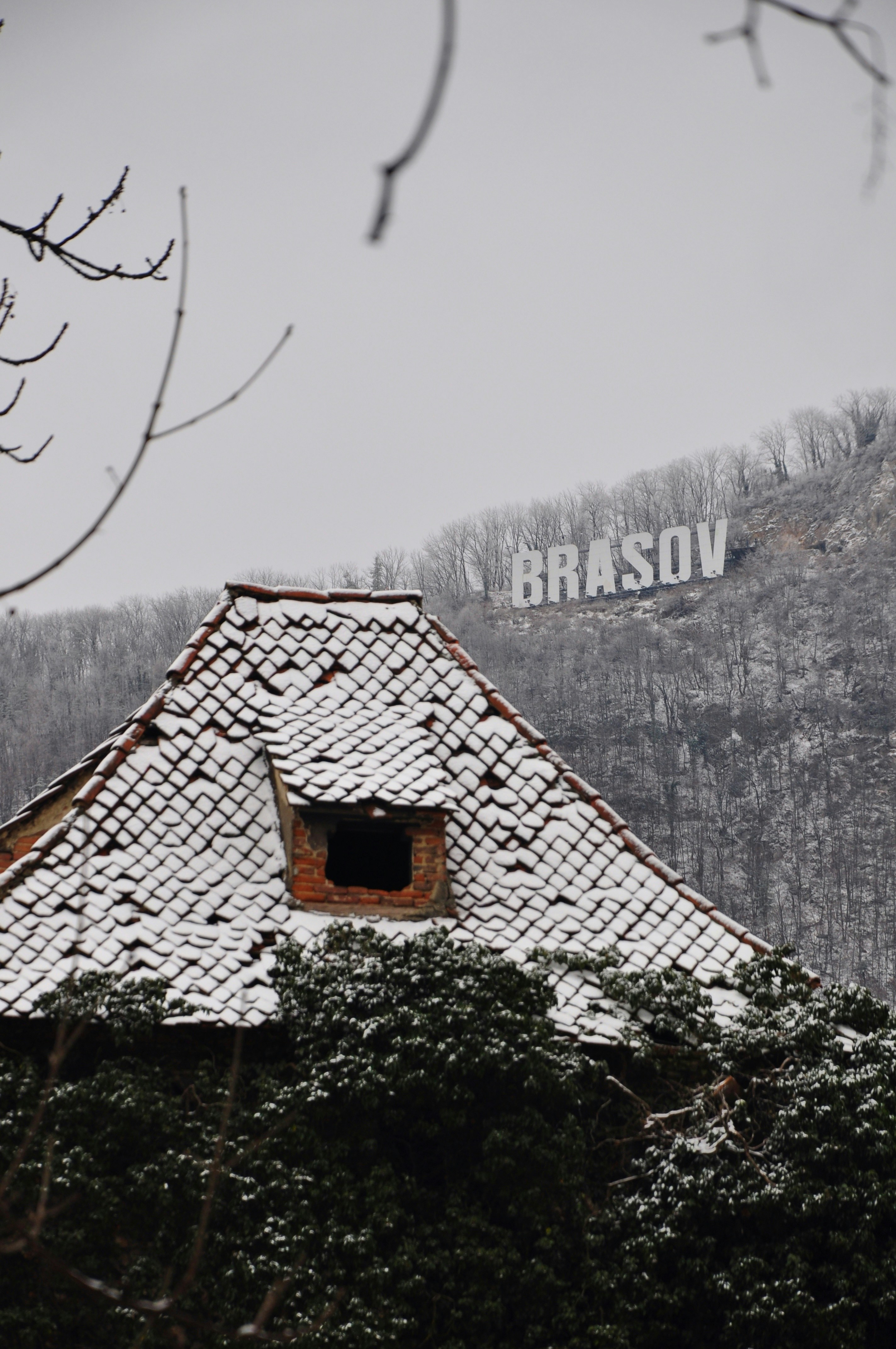 La nieve cubre un tejado antiguo con - Foto gratuita en Unsplash