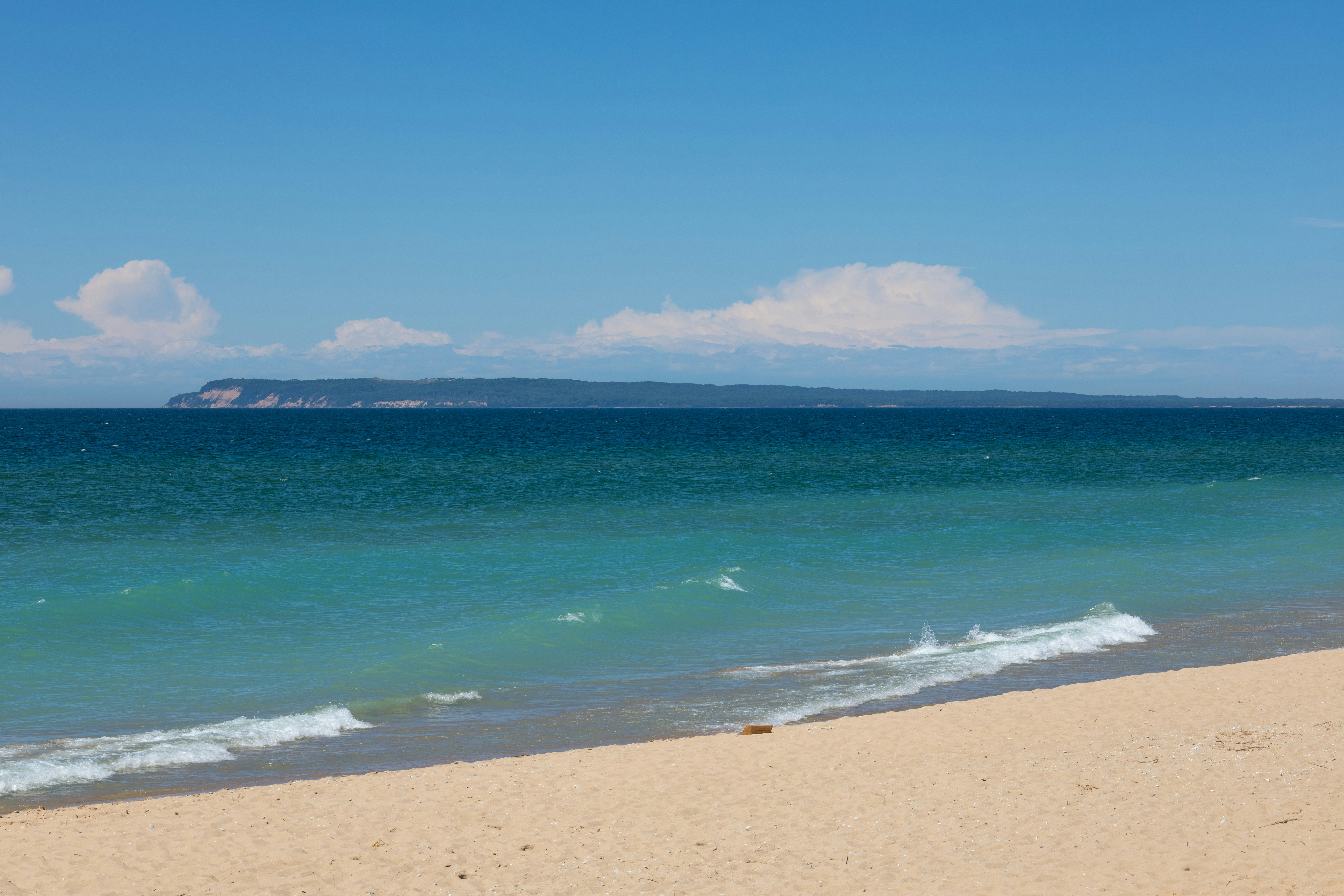 Hermosa playa de arena y océano turquesa con una isla lejana - Foto ...