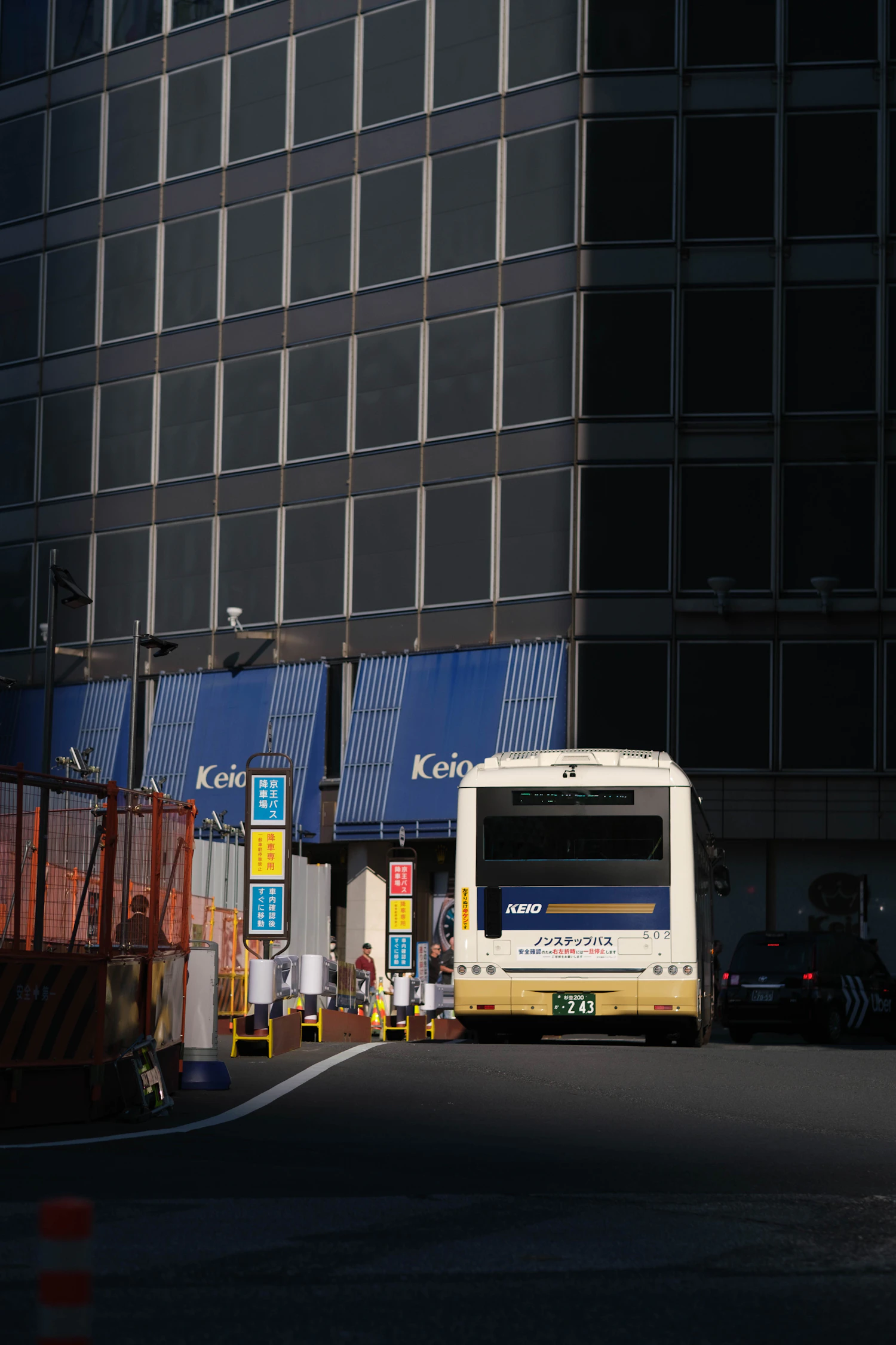 Ônibus urbano em operação em ambiente contemporâneo