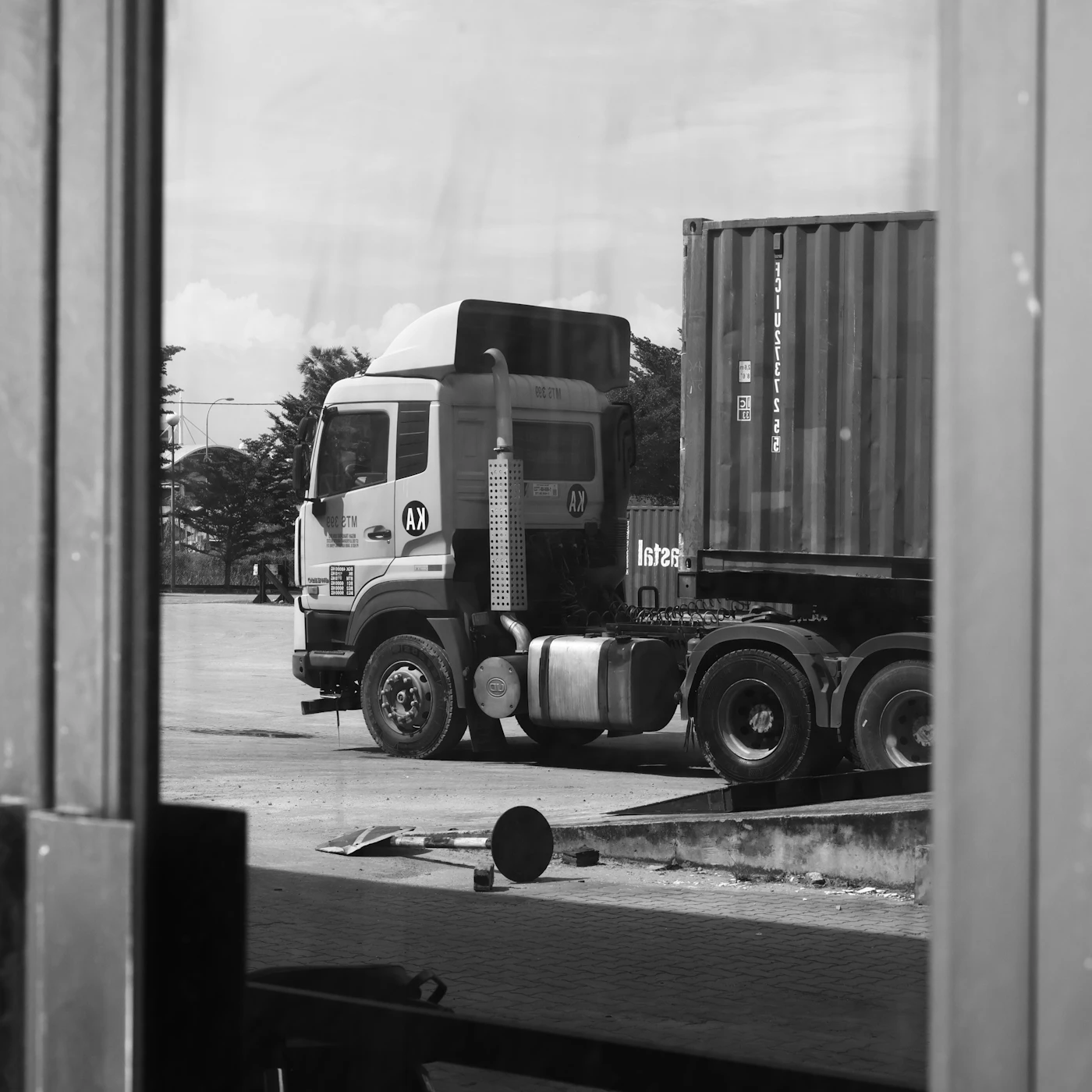 Container Lkw an einem Umschlagplatz
