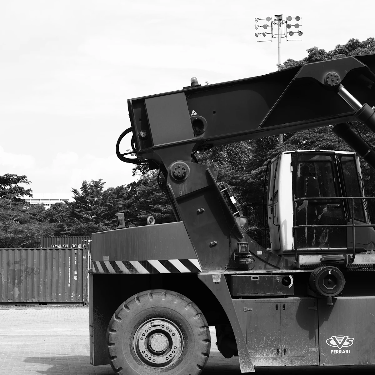 Logística industrial de contenedores en patio de despacho