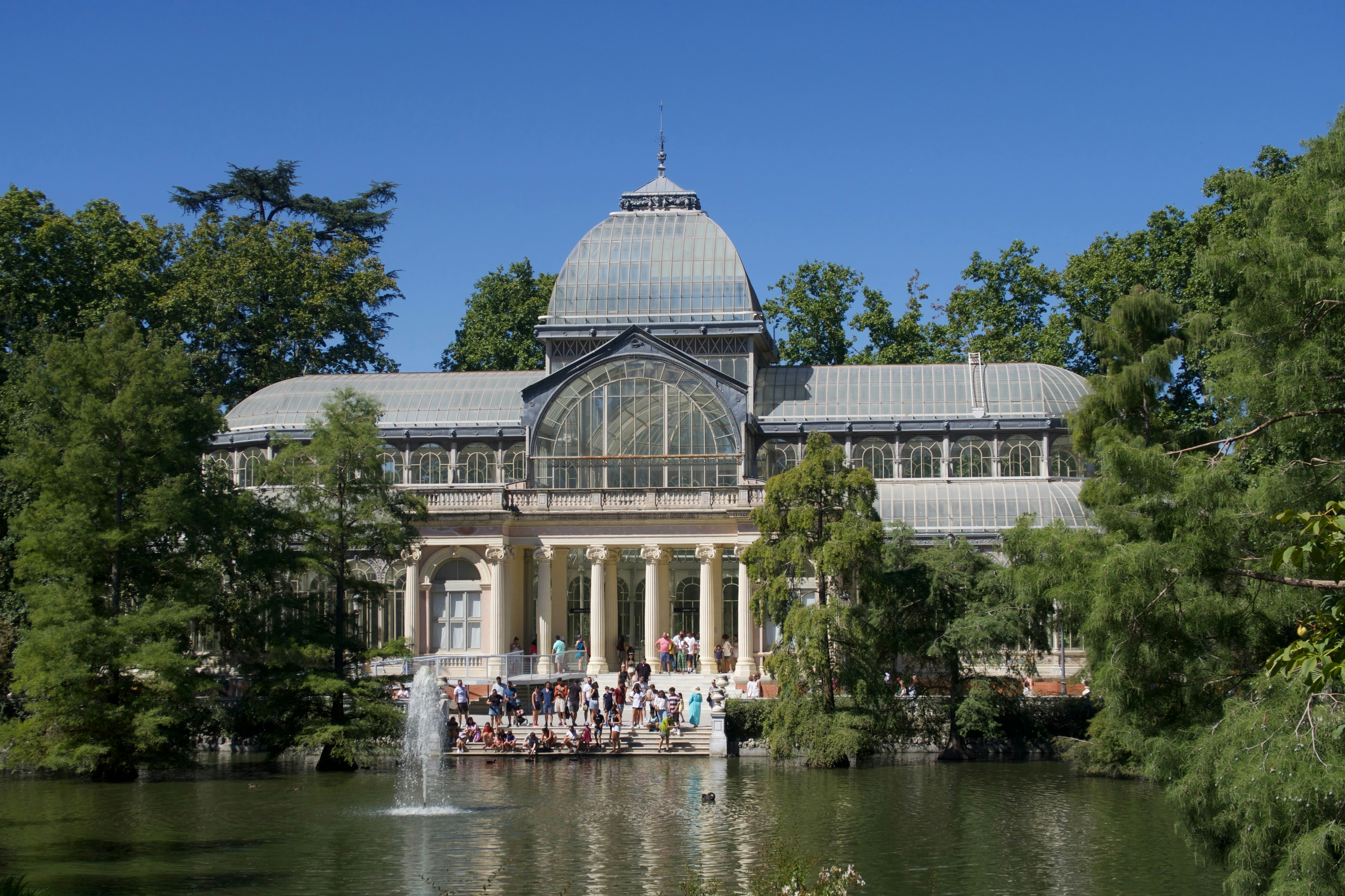 Palais de Cristal du Parc du Retiro reflété dans son bassin à Madrid
