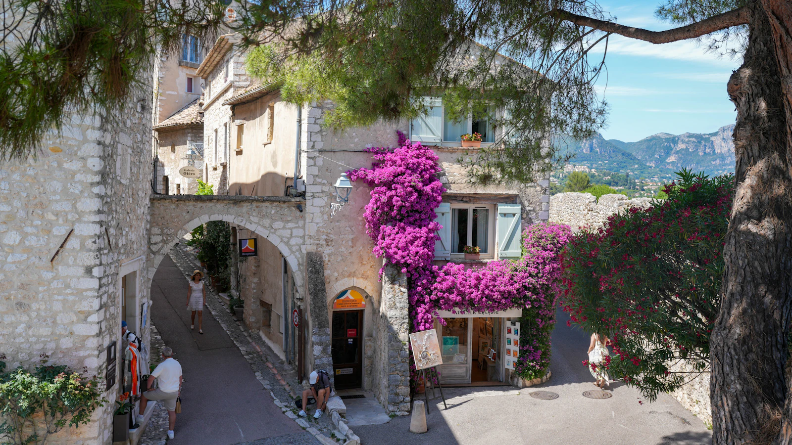 Ruelle fleurie de bougainvilliers dans un village perché du sud de la France
