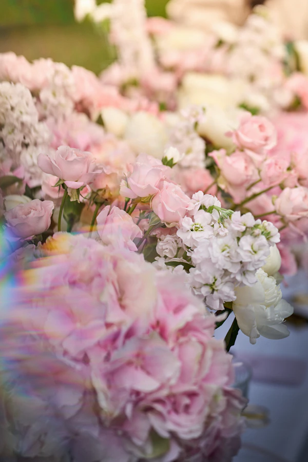 Bouquet mêlant fleurs fraîches et séchées