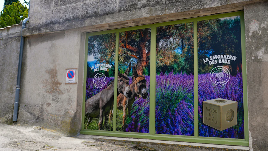 Devanture de la boutique avec savons et lavande