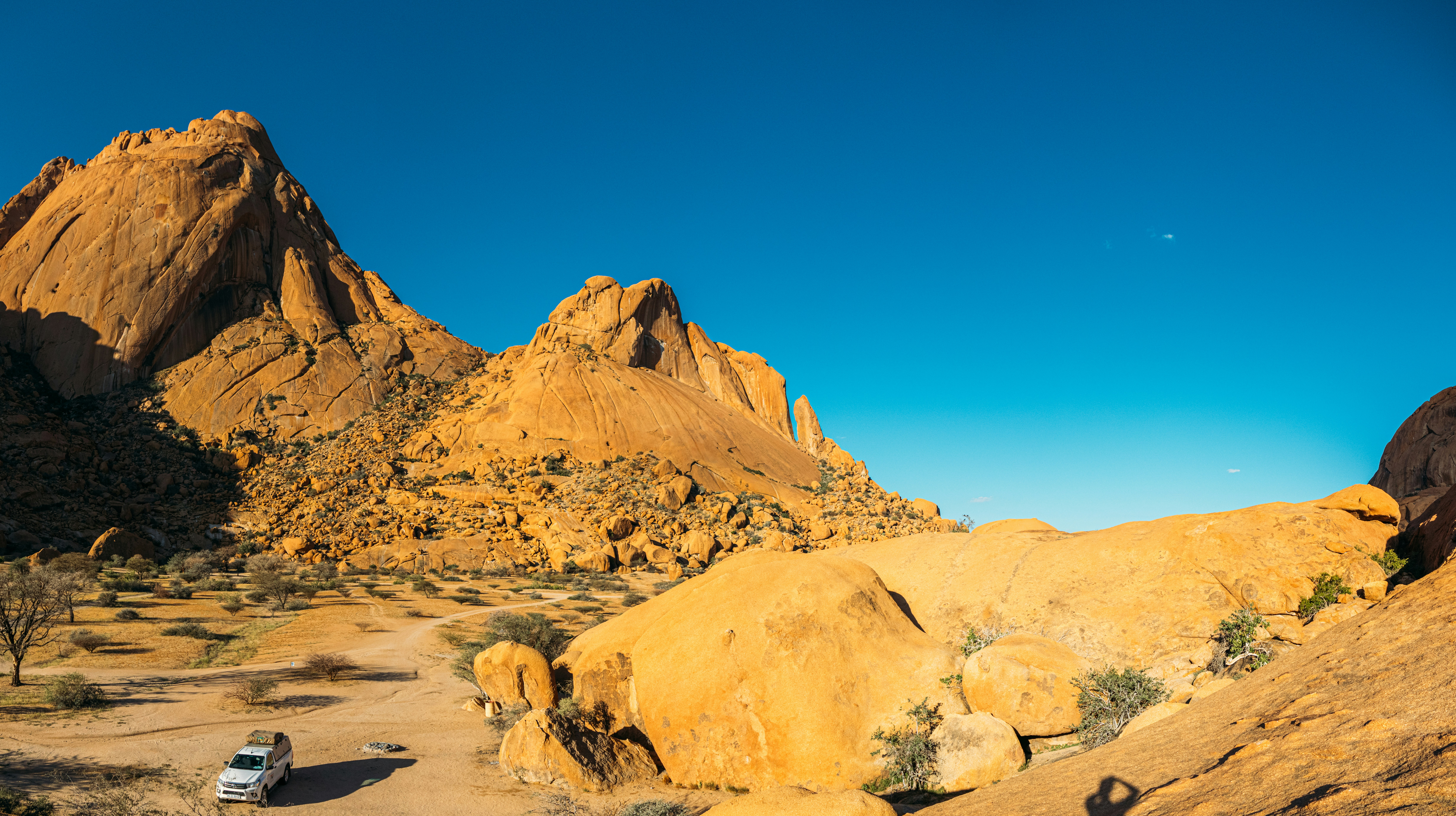 smartphone showing cellular connection in remote national park