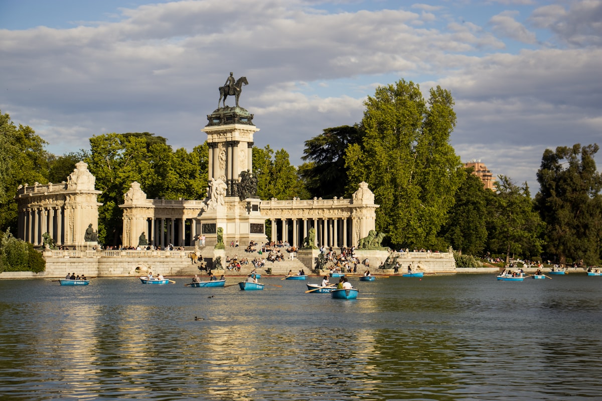Lago do Parque do Retiro em Madrid, com pessoas passeando de barco