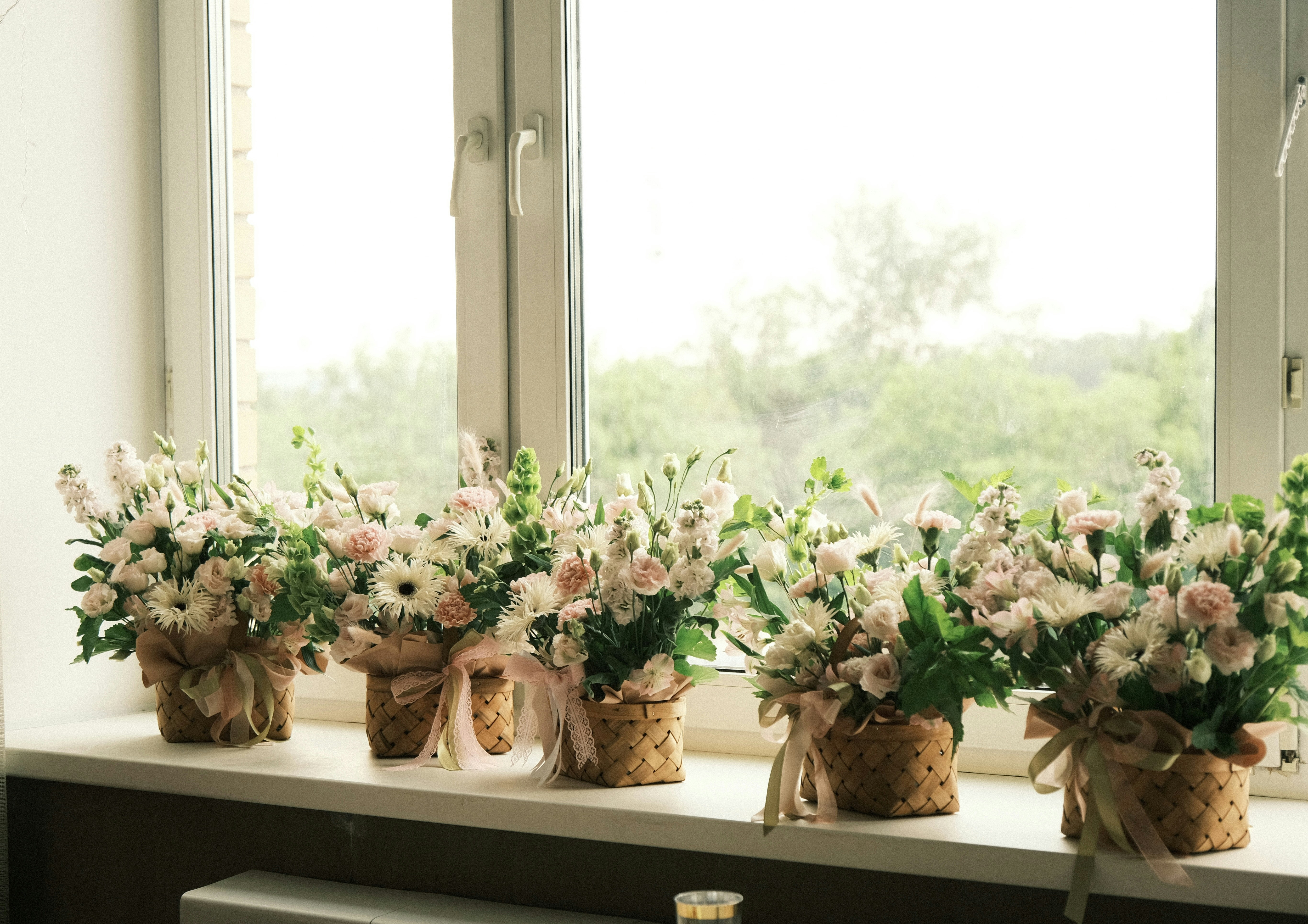 Laboratorio di fiori con strumenti artigianali