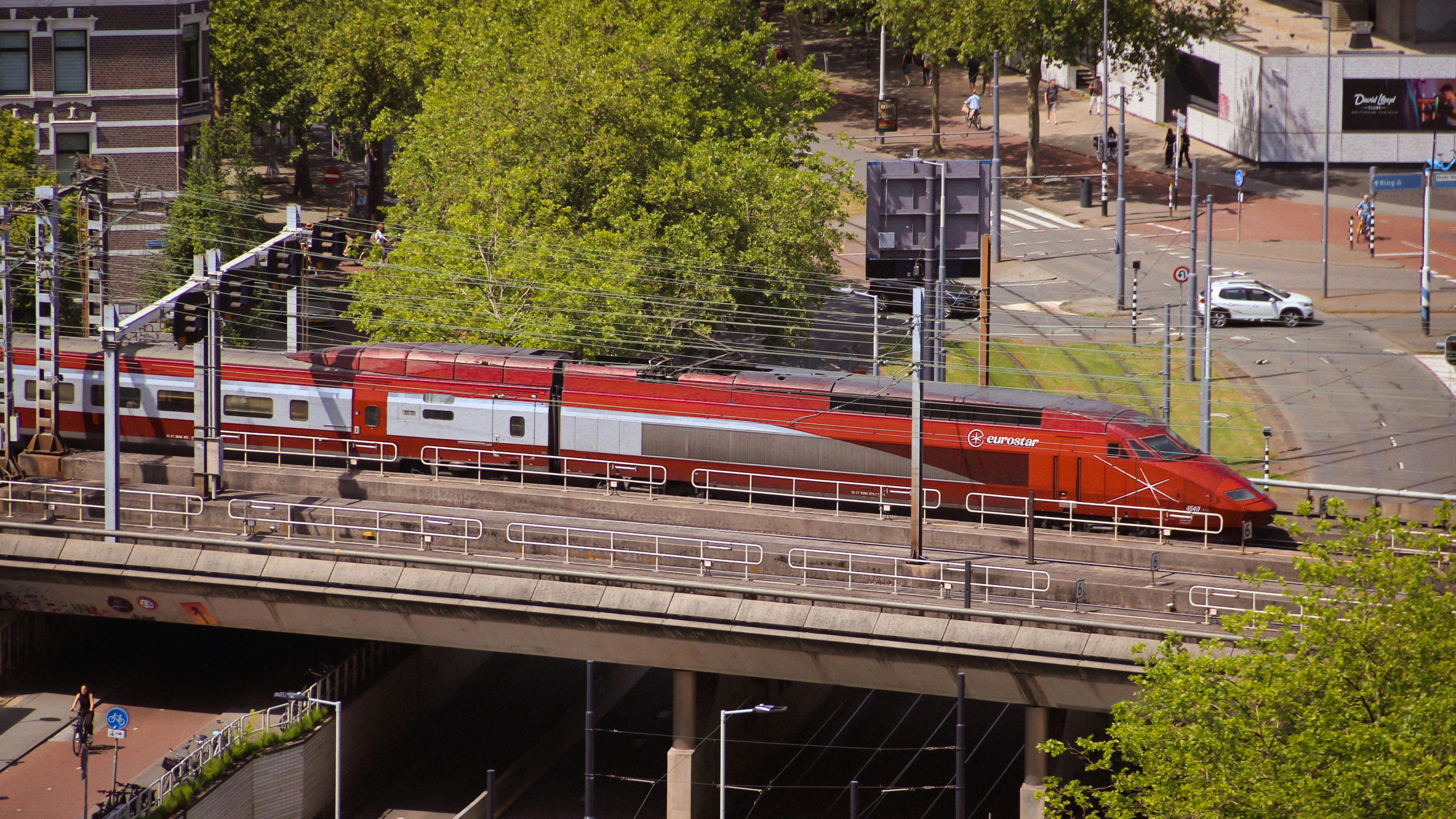 Treno ad alta velocità rosso e bianco su una ferrovia sopraelevata