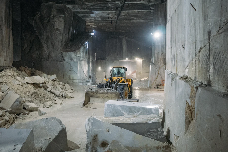 Marble quarry extraction with machinery