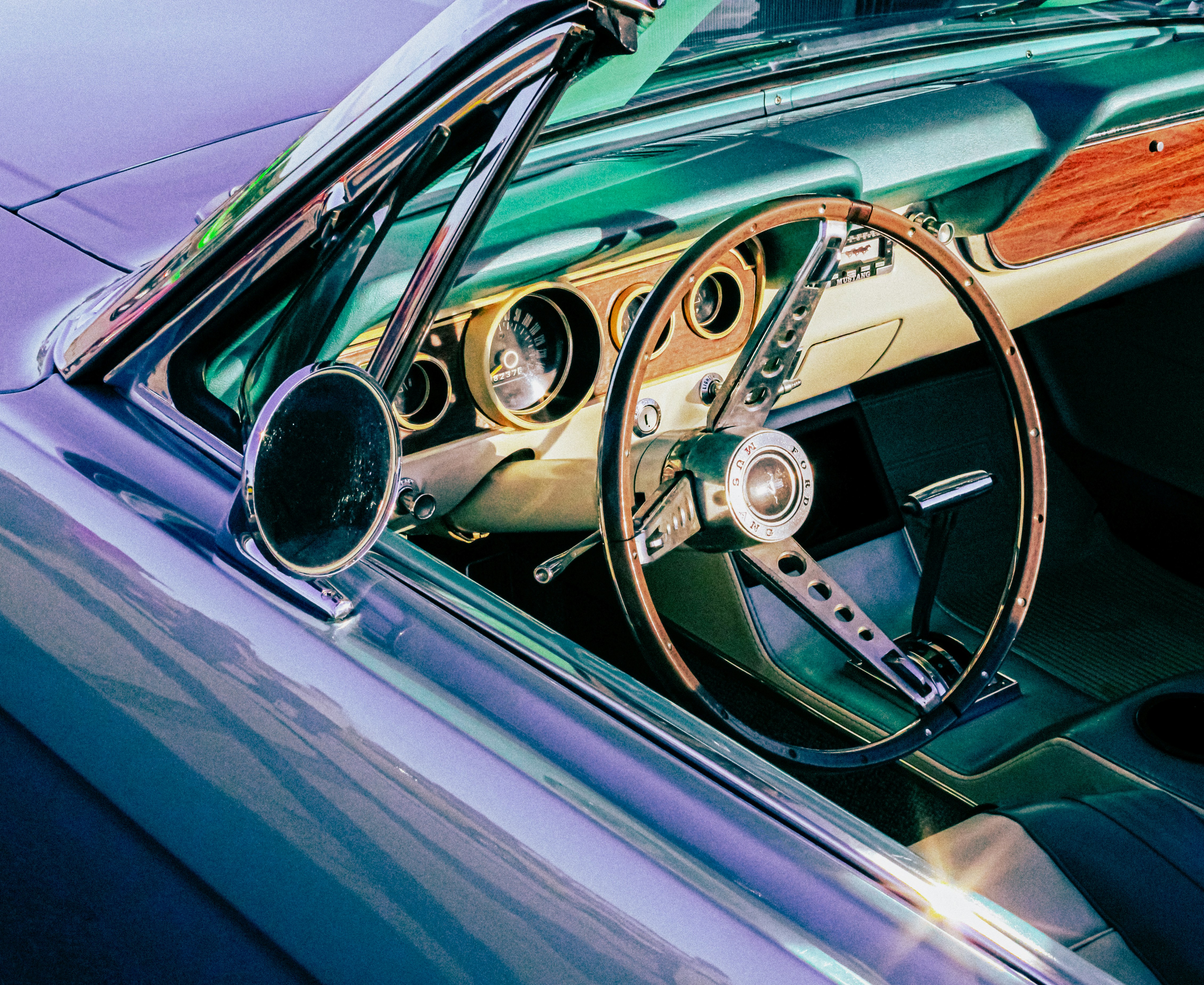 Tablero y volante de un coche con diseño deportivo