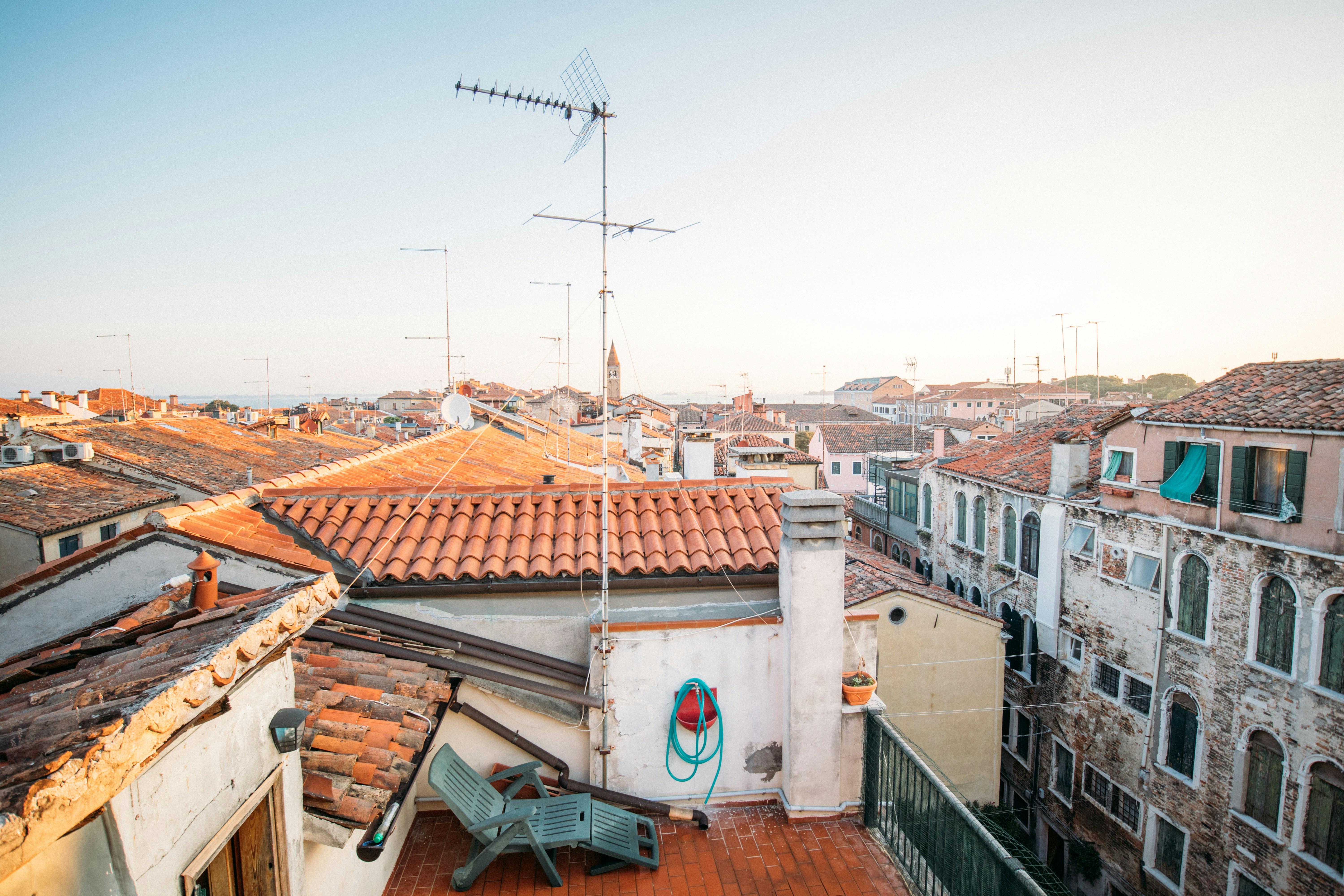 Sopra i tetti di Ortigia: l'arte di dormire con la colazione sul tetto