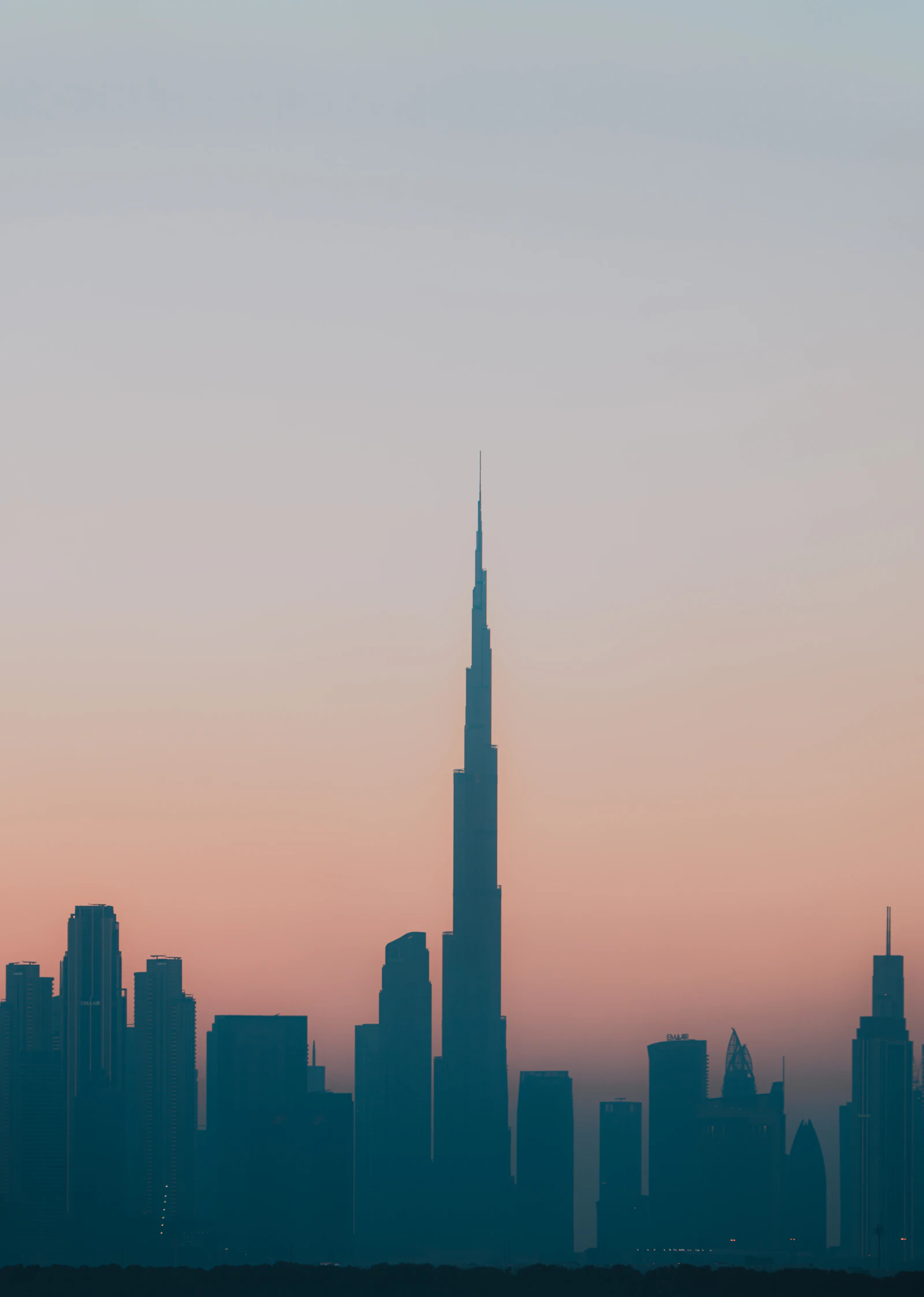 Gün batımında Burj Khalifa ve Dubai silüeti