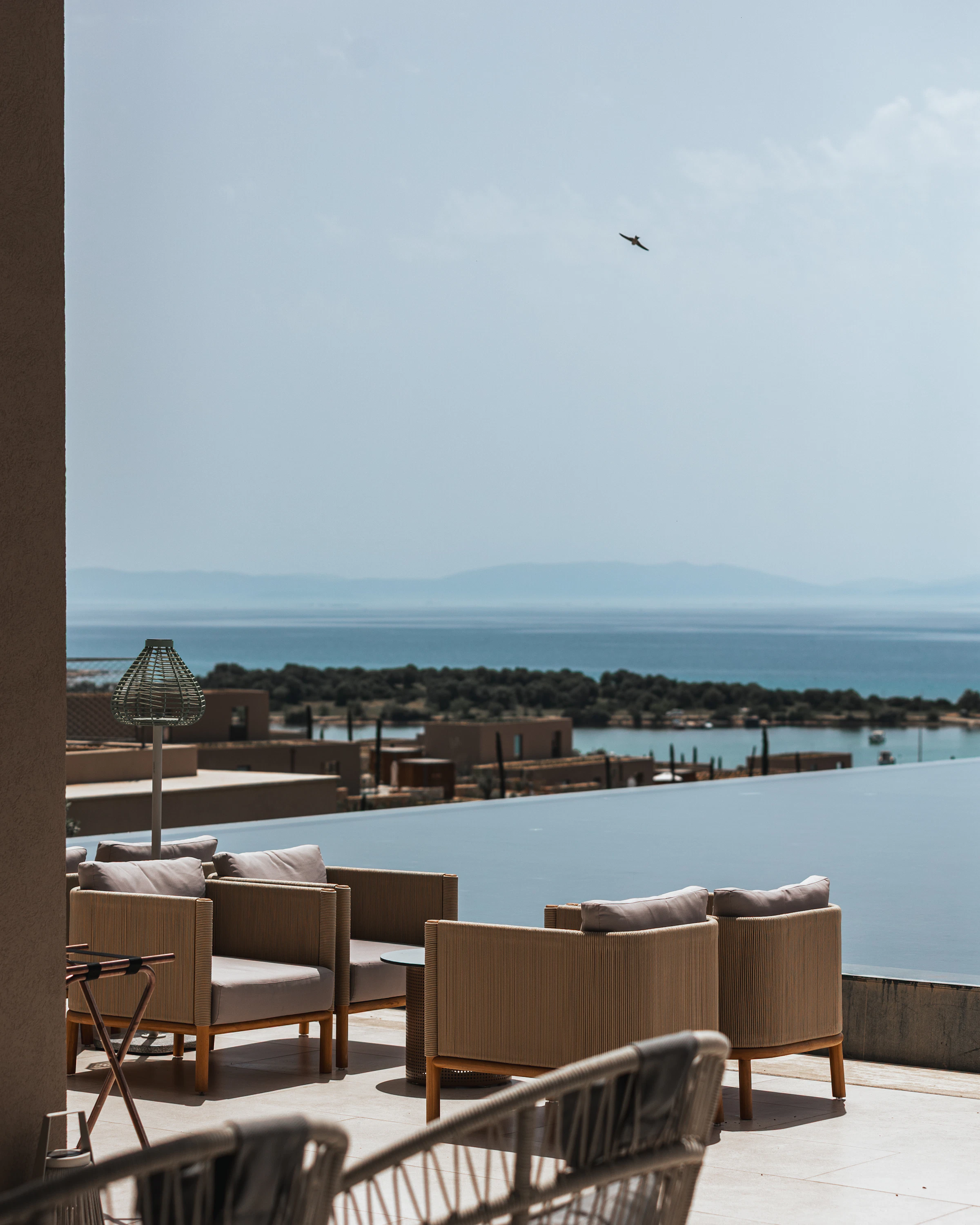 Az AURORA Resort infinity medencéje és lounge terasza naplementében, a Balaton panorámájával