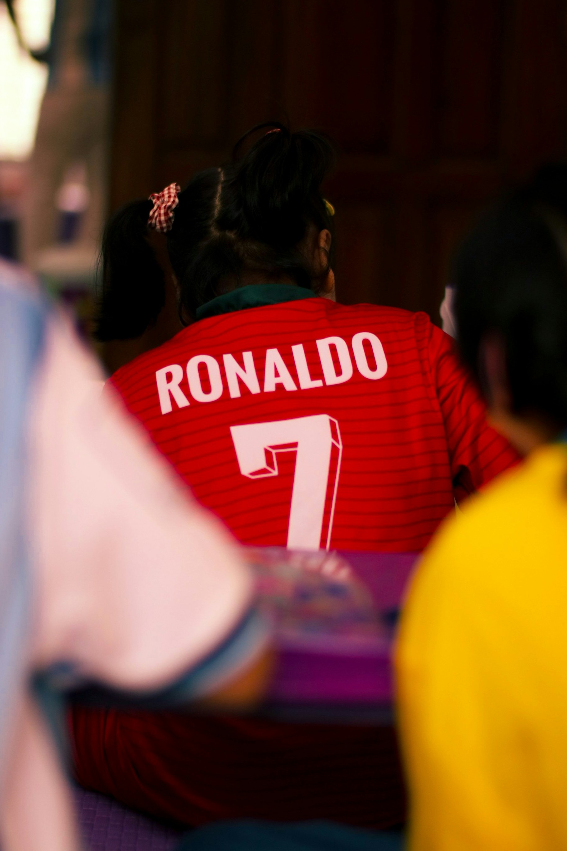 Fotomural A person wearing a red "ronaldo 7" soccer jersey