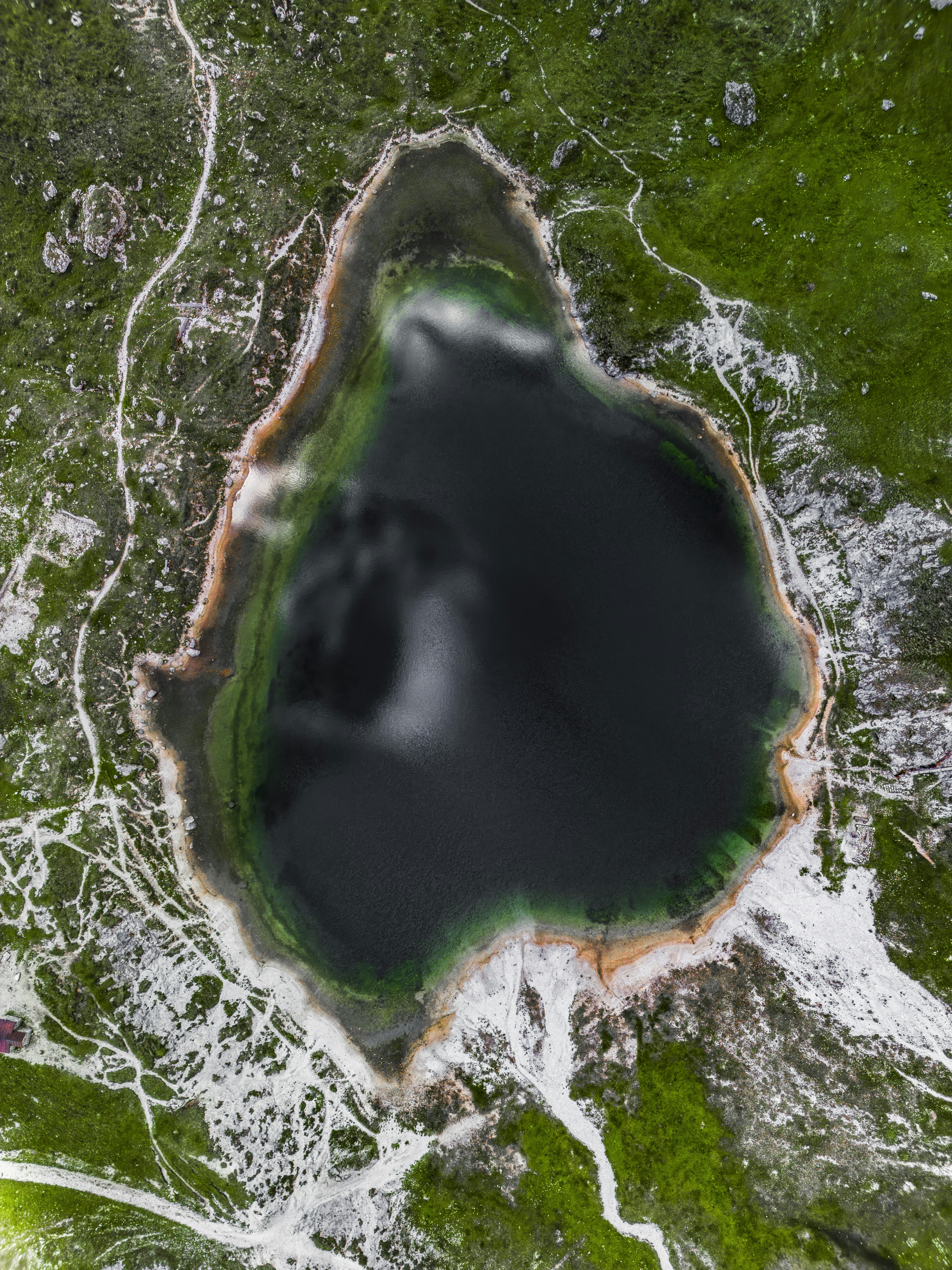 Colorful hot spring with green and white surrounding landscape. - 相关推荐